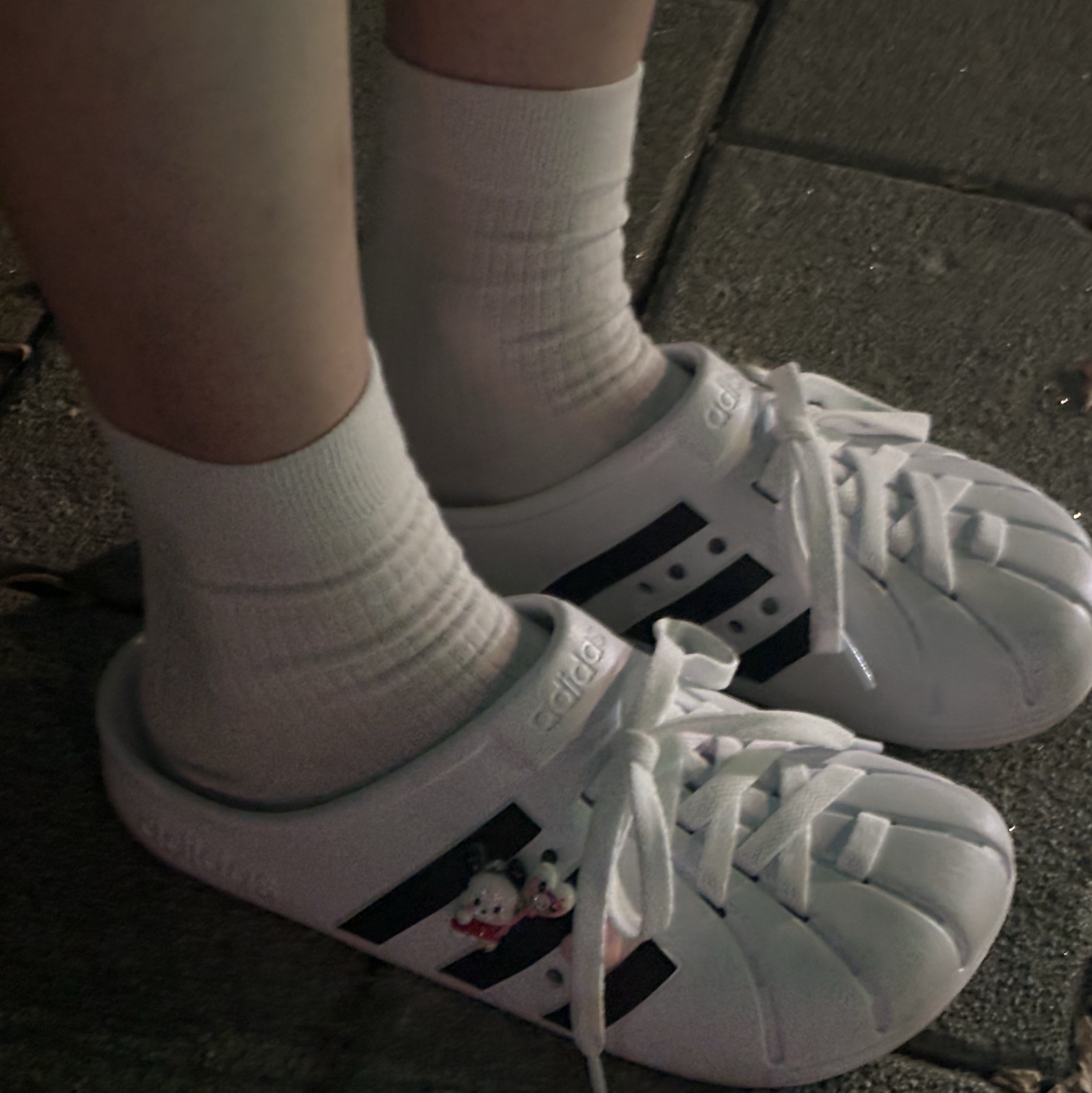 Adidas Adilette Clog White Black 착용 스타일 - 1