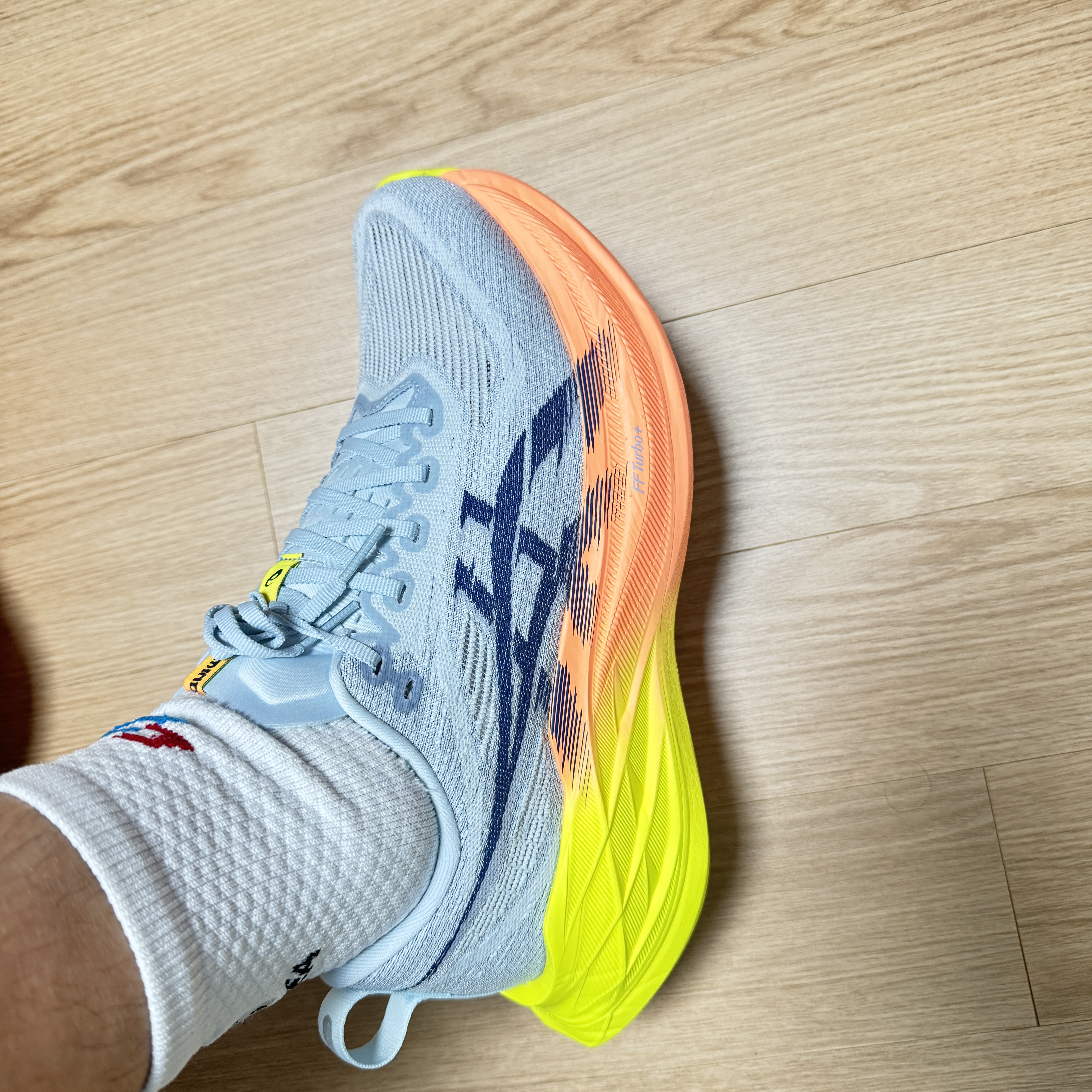 Asics Superblast 2 Paris Cool Grey Safety Yellow 착용 스타일 - 3
