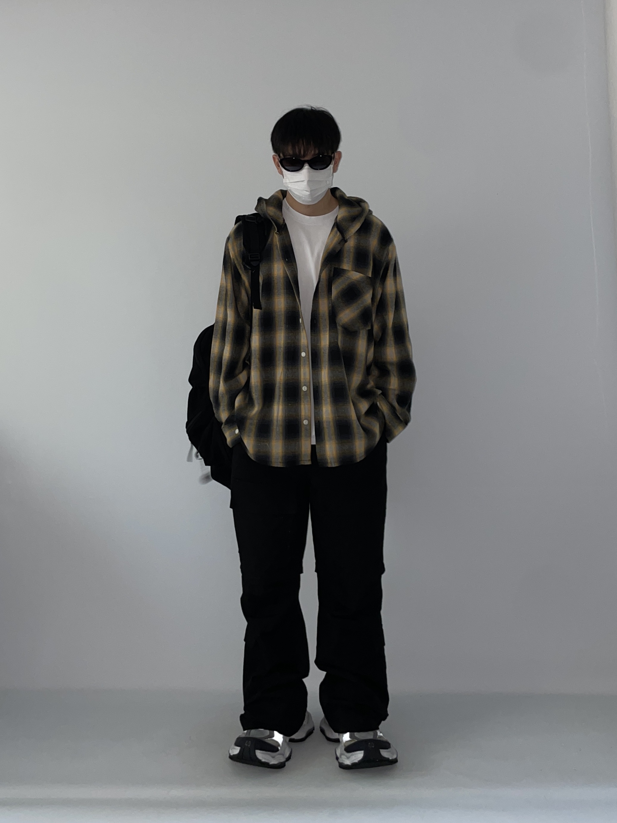 Balenciaga Cargo Sneakers White Grey 착용 스타일 - 1