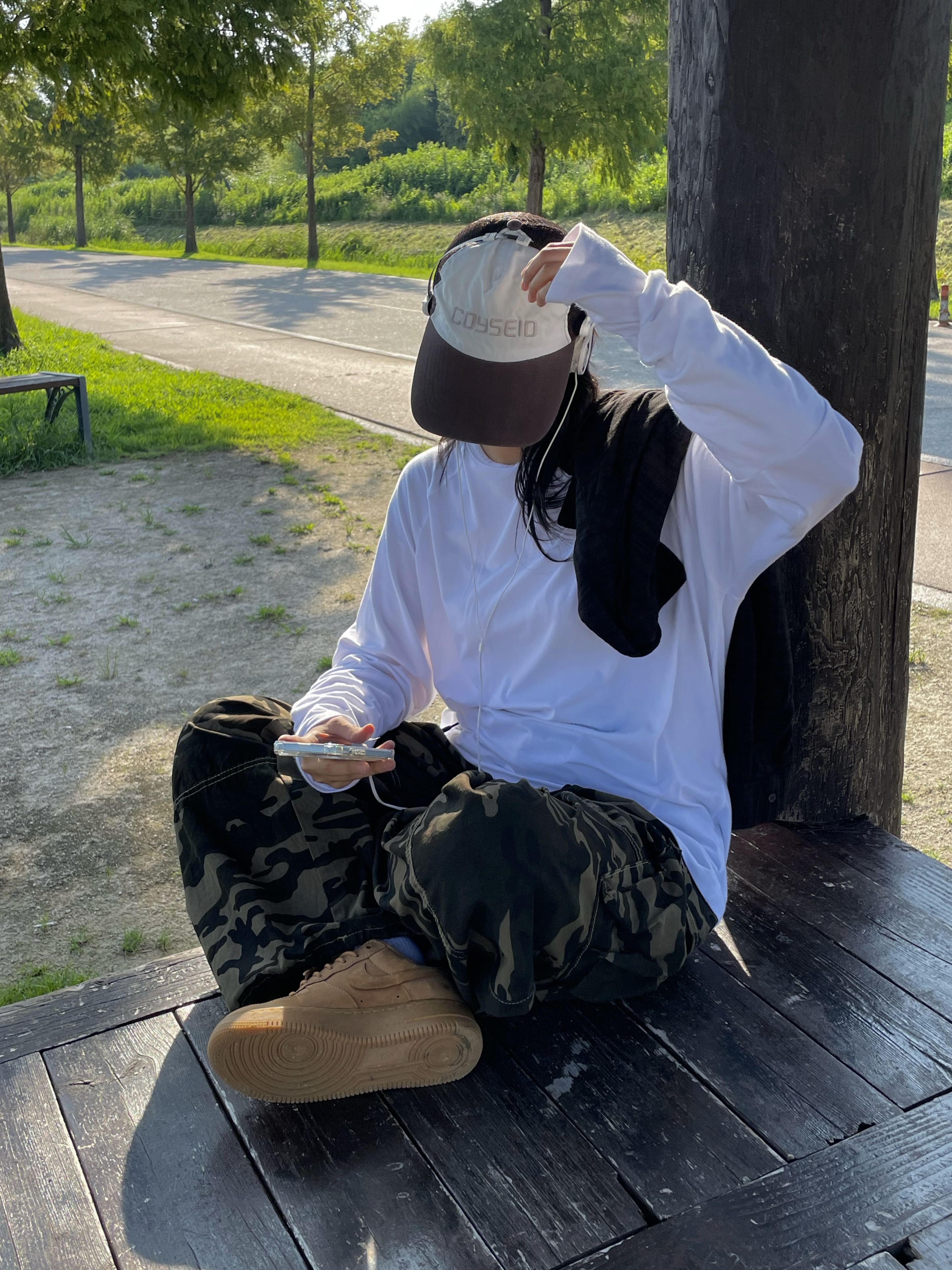 Nike x Supreme Air Force 1 Low Flax, Supreme x Koss Portapro Headphones White - 23FW 착용 스타일 - 4