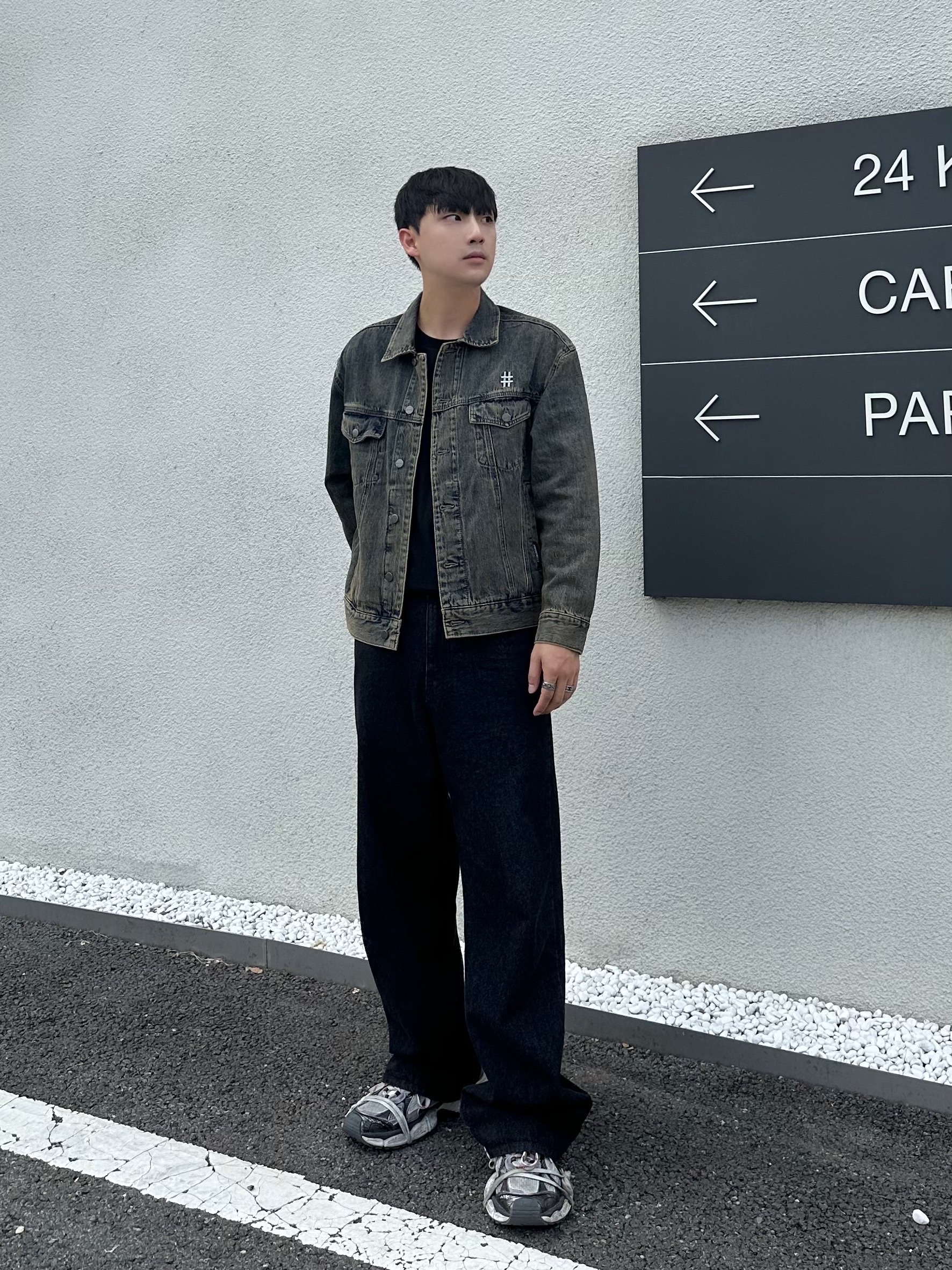 Balenciaga 3XL Mule Grey White Red 착용 스타일 - 2