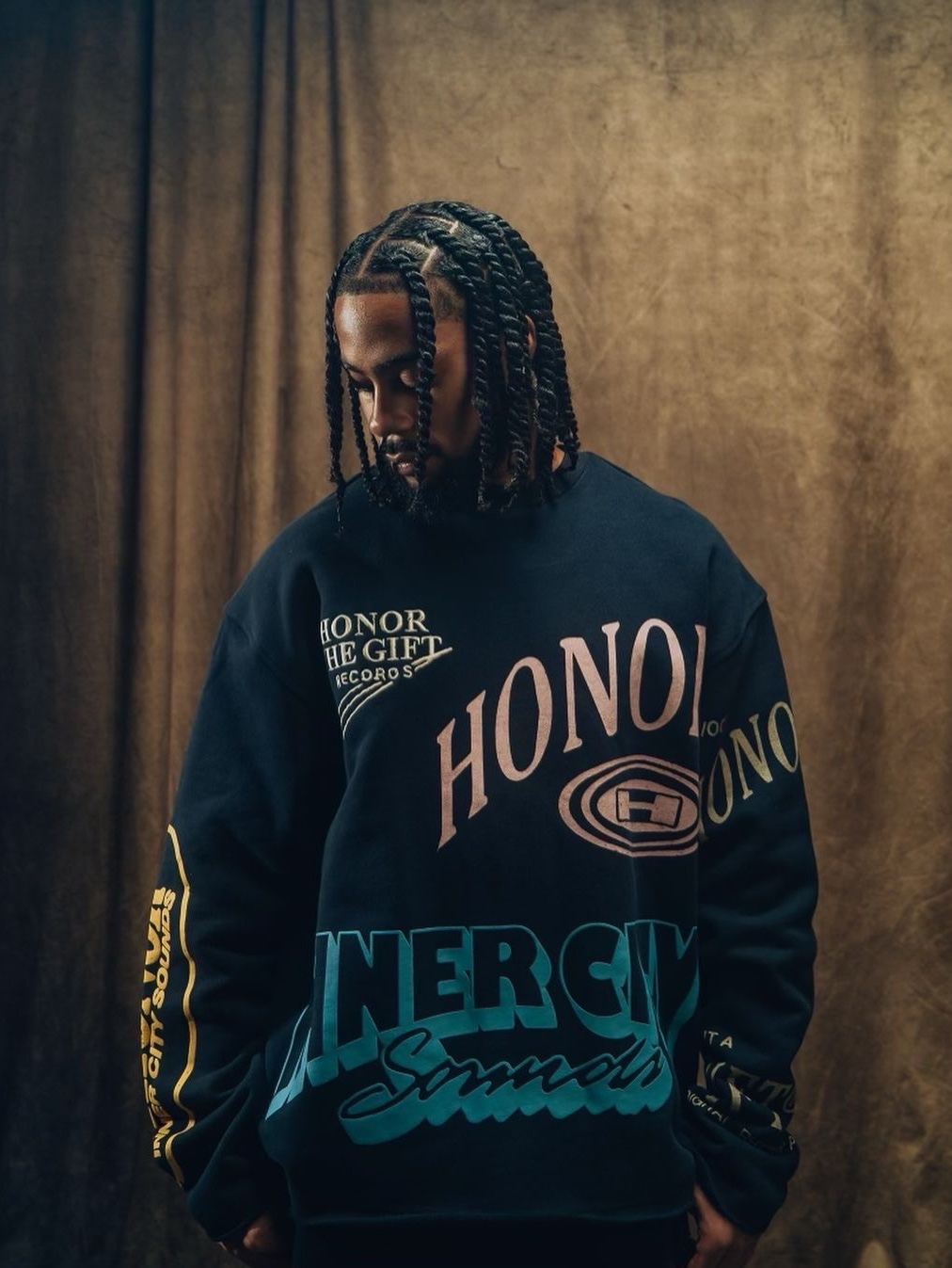 Honor The Gift Studio Crewneck 2.0 Black - 24FW 착용 스타일 - 1