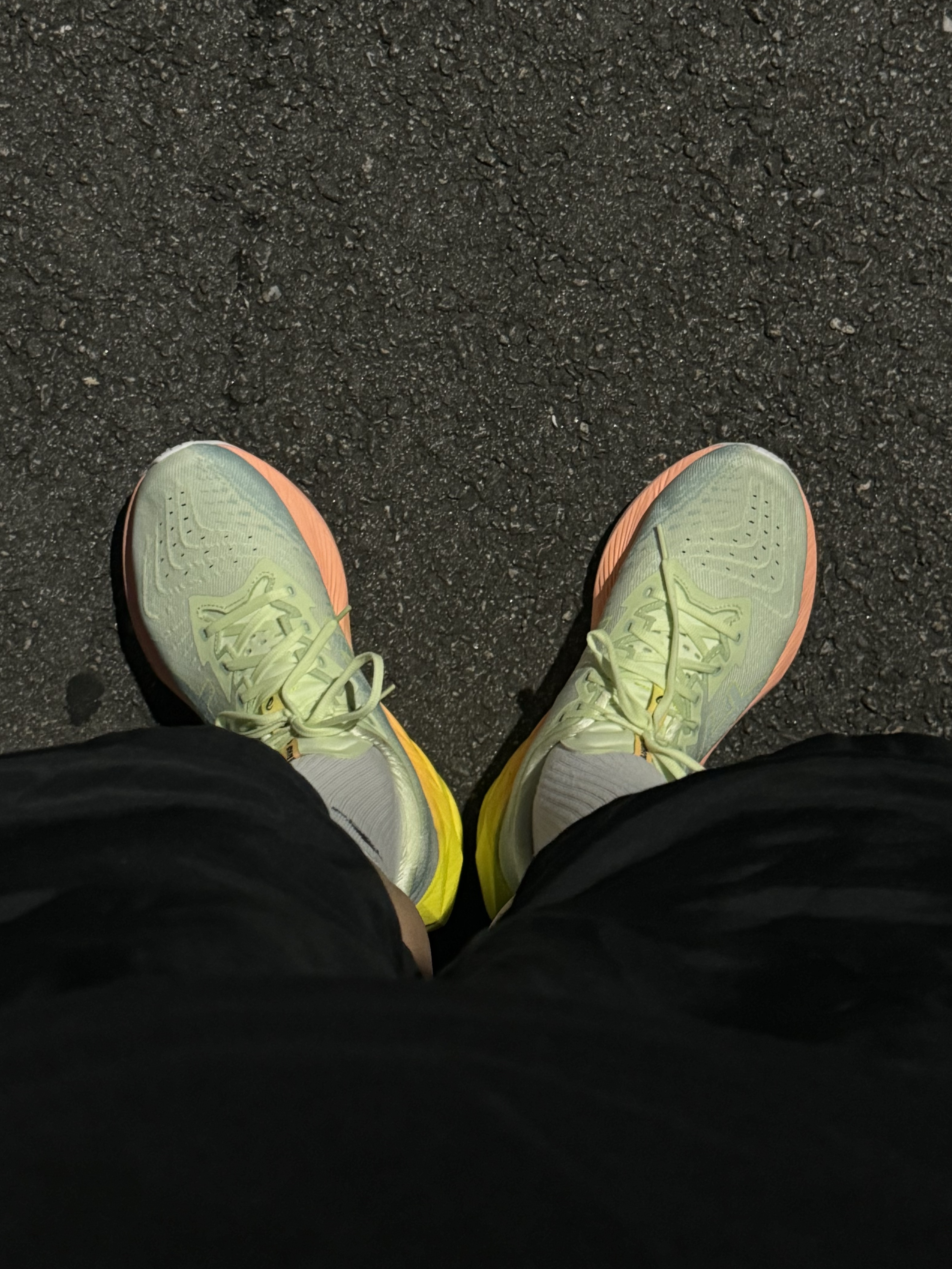 Asics Novablast 4 Cool Matcha Safety Yellow 착용 스타일 - 1