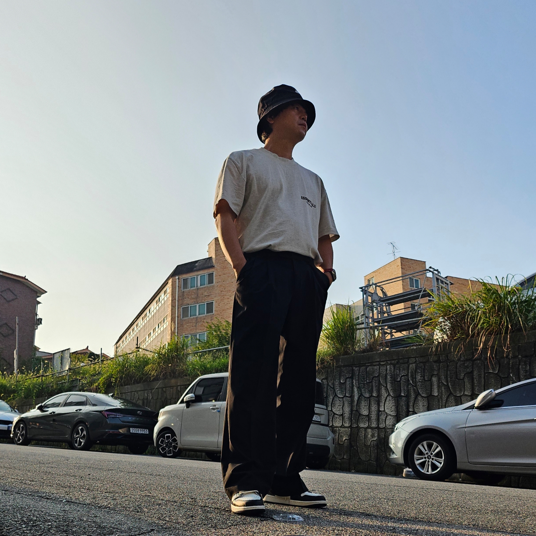 Jordan 1 Retro Low OG Mocha, Essentials The Core Collection T-Shirt Light Oatmeal 착용 스타일 - 1