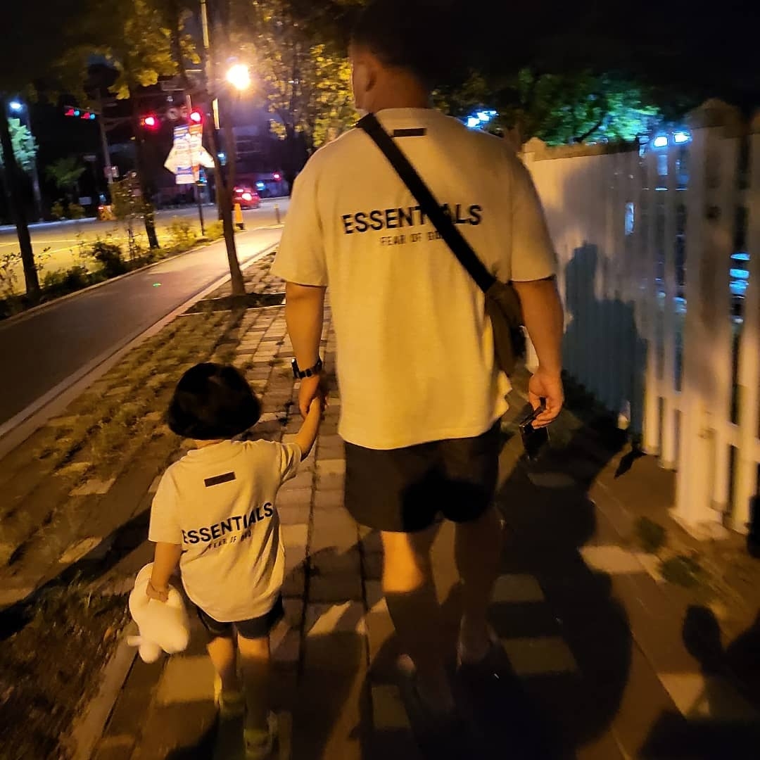 (Kids) Essentials The Core Collection T-Shirt Light Oatmeal 착용 스타일 - 2