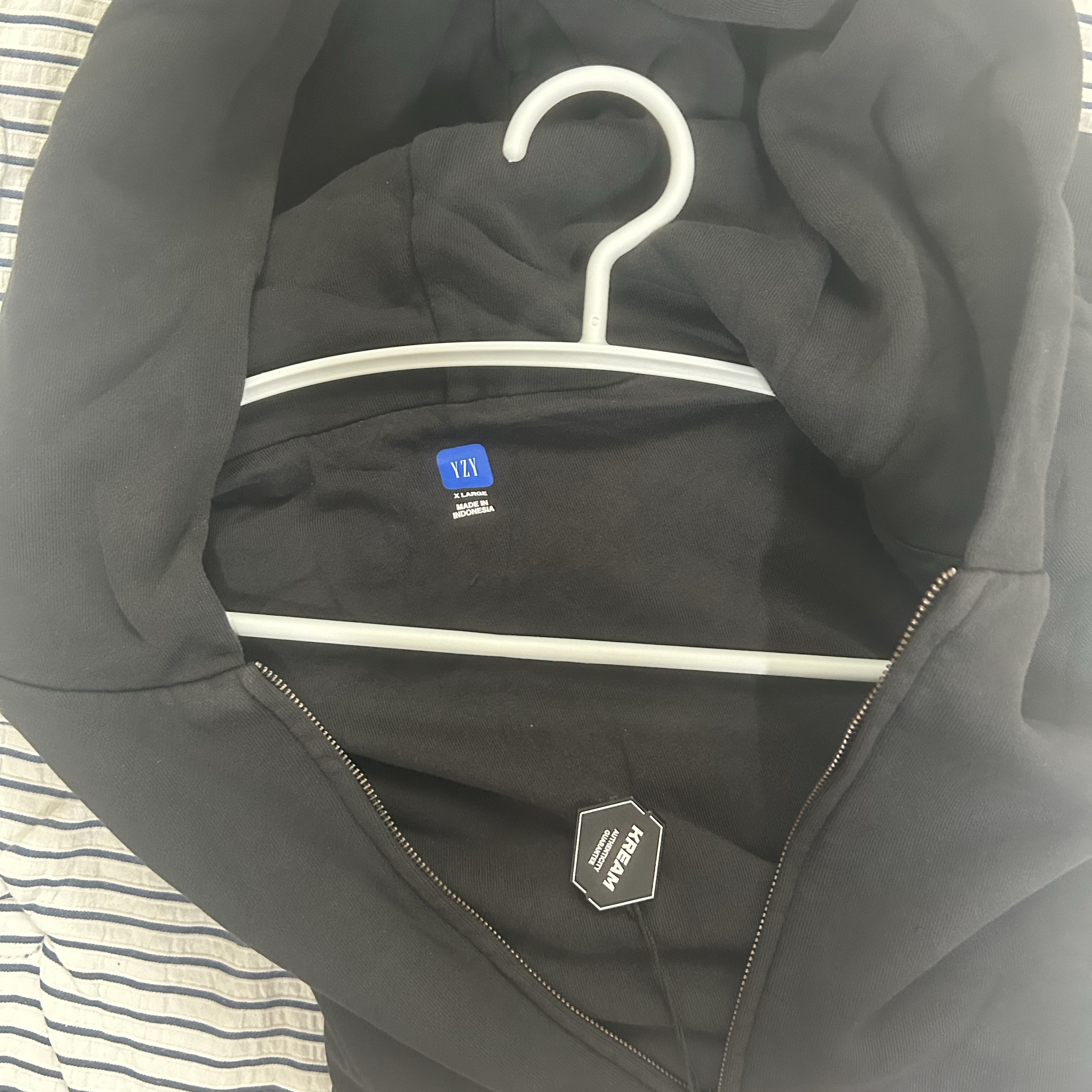 Yeezy YZY Zip-Up Hoodie Black 착용 스타일 - 4