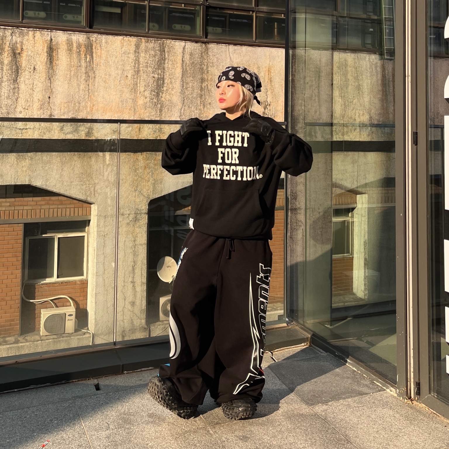(W) Balenciaga Defender Sneakers Black 착용 스타일 - 2