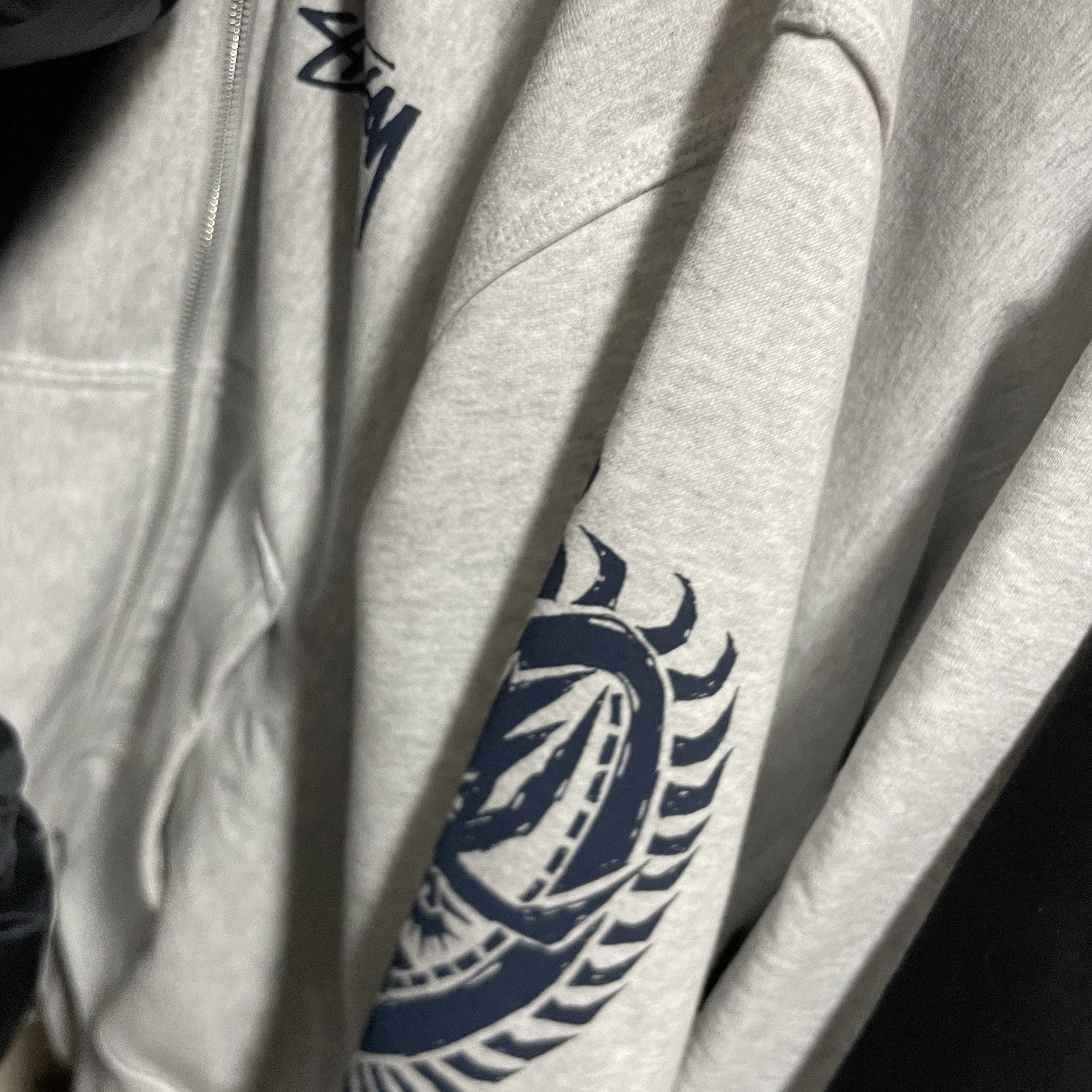 Stussy Dragons Zip Hoodie Ash Heather 착용 스타일