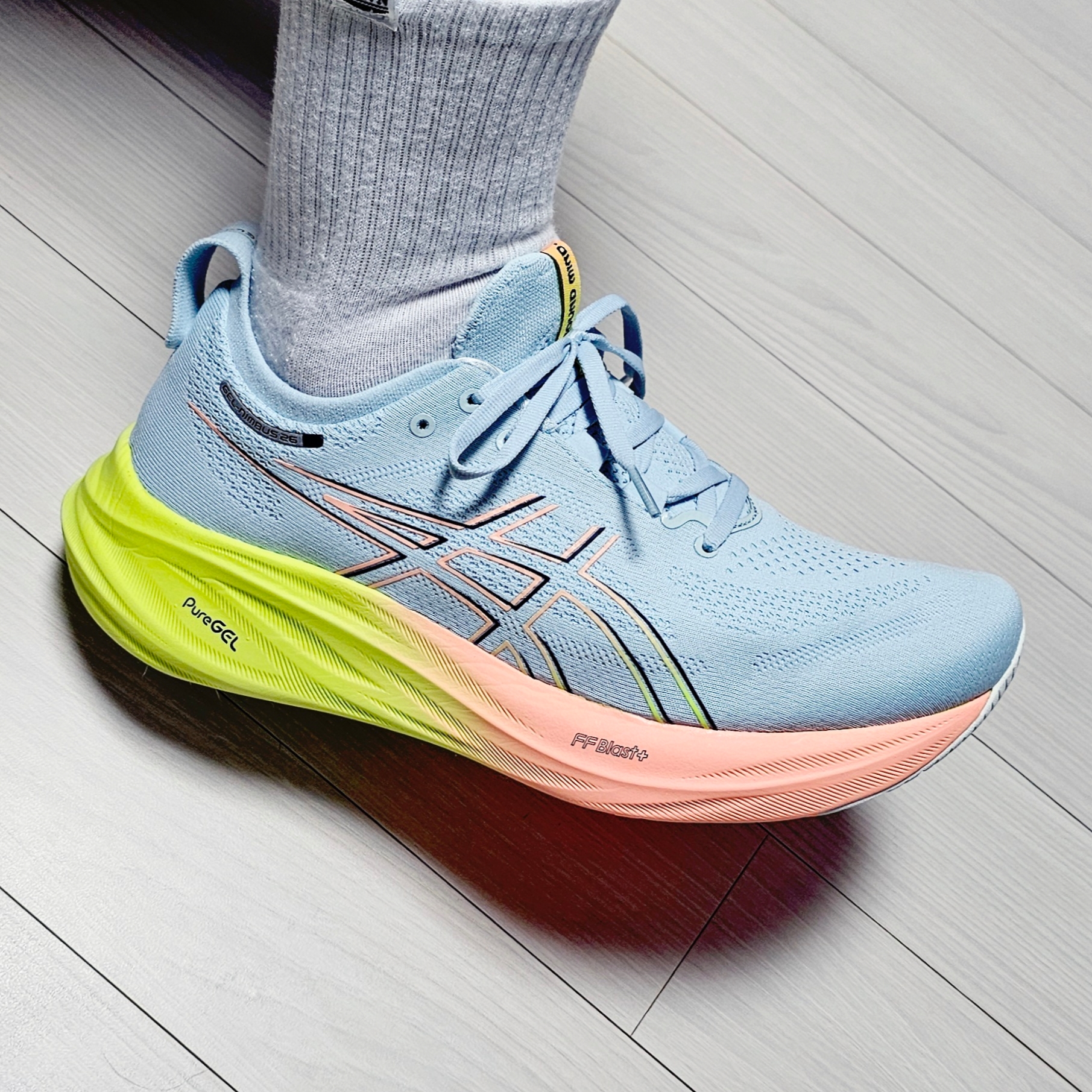 Asics Gel-Nimbus 26 Paris Cool Grey Safety Yellow 착용 스타일