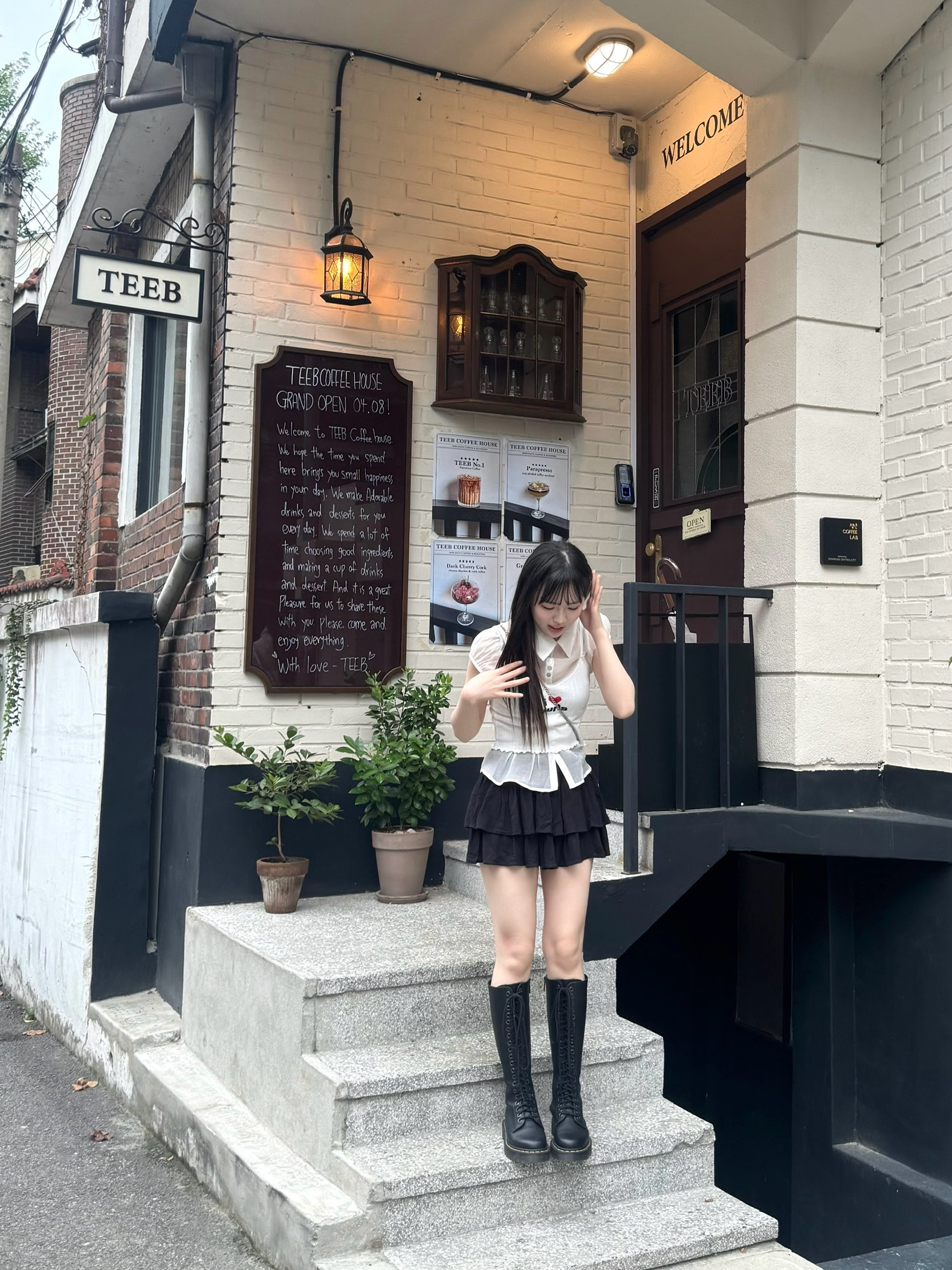(W) Dr. Martens 1B60 Bex Boots Black, Vivienne Westwood Saffiano Biogreen Small Purse Cross Bag Black 착용 스타일 - 2
