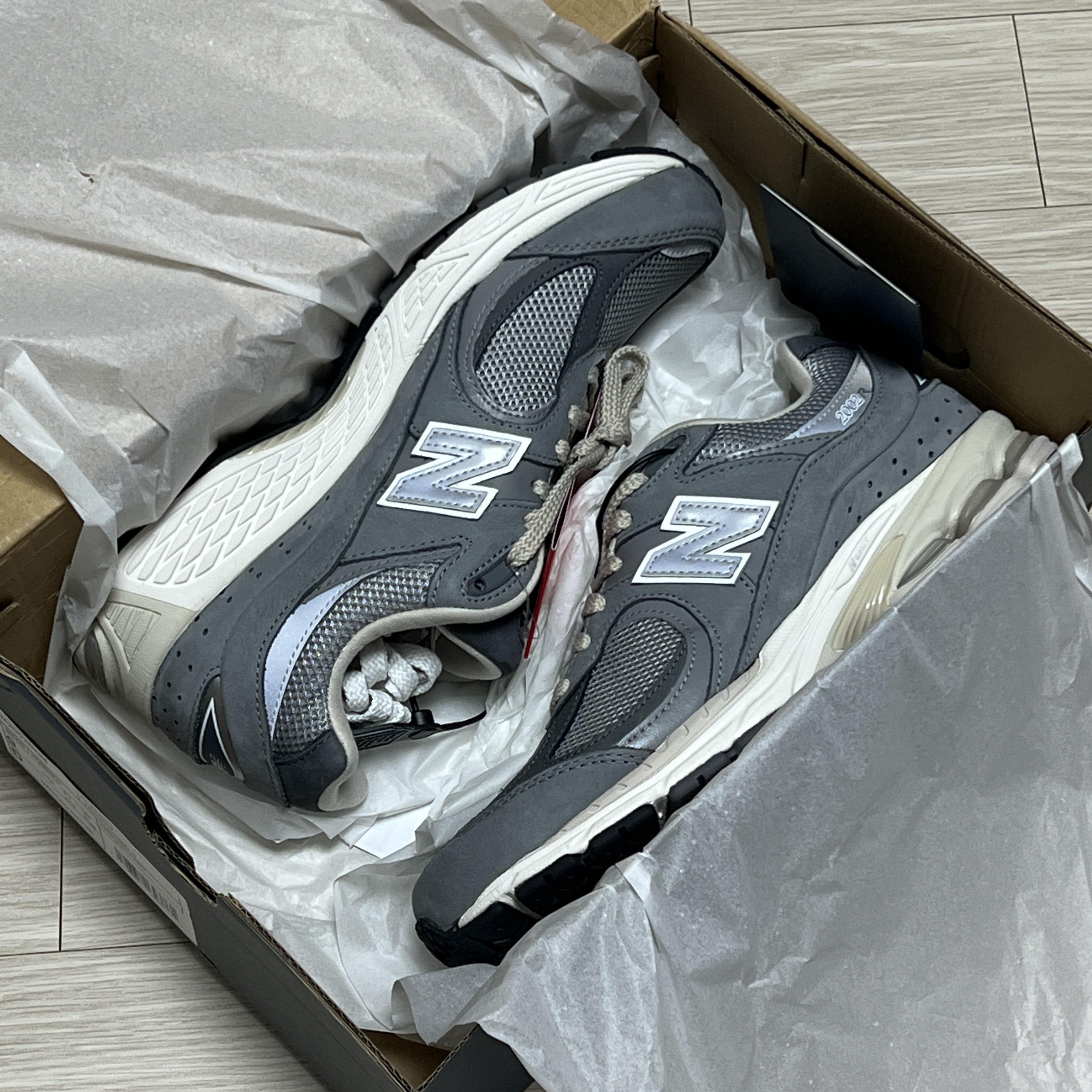 New Balance 2002R Premium Vintage Grey 착용 스타일