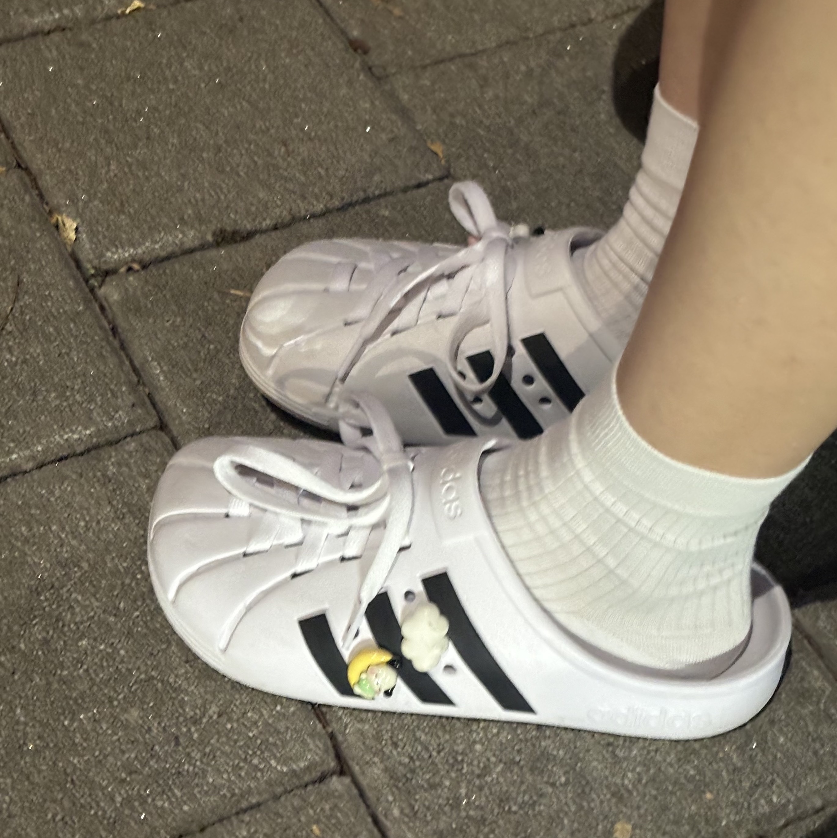 Adidas Adilette Clog White Black 착용 스타일 - 2