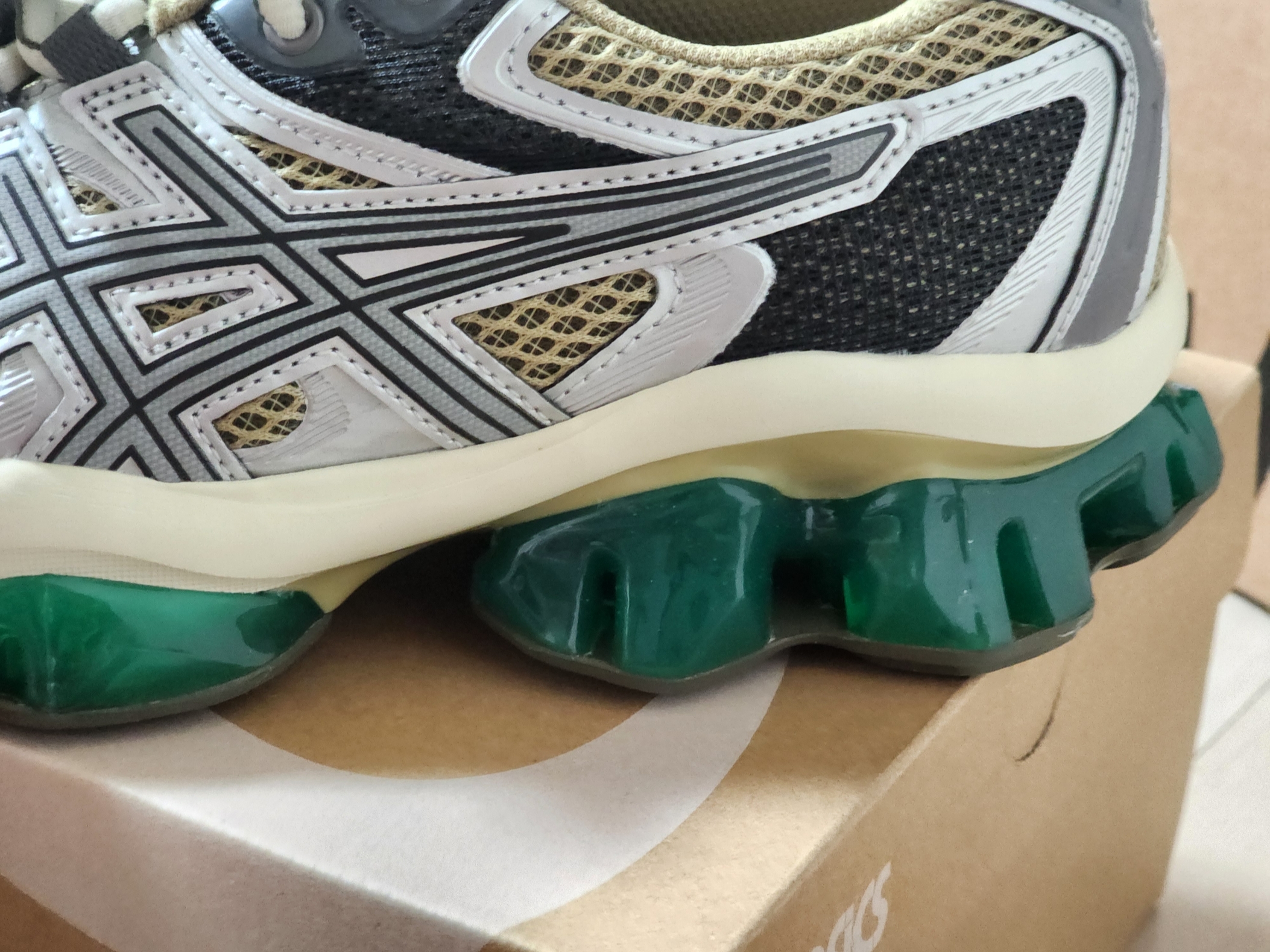 Asics Gel-Quantum Kinetic Khaki Beige Pure Silver 착용 스타일 - 2