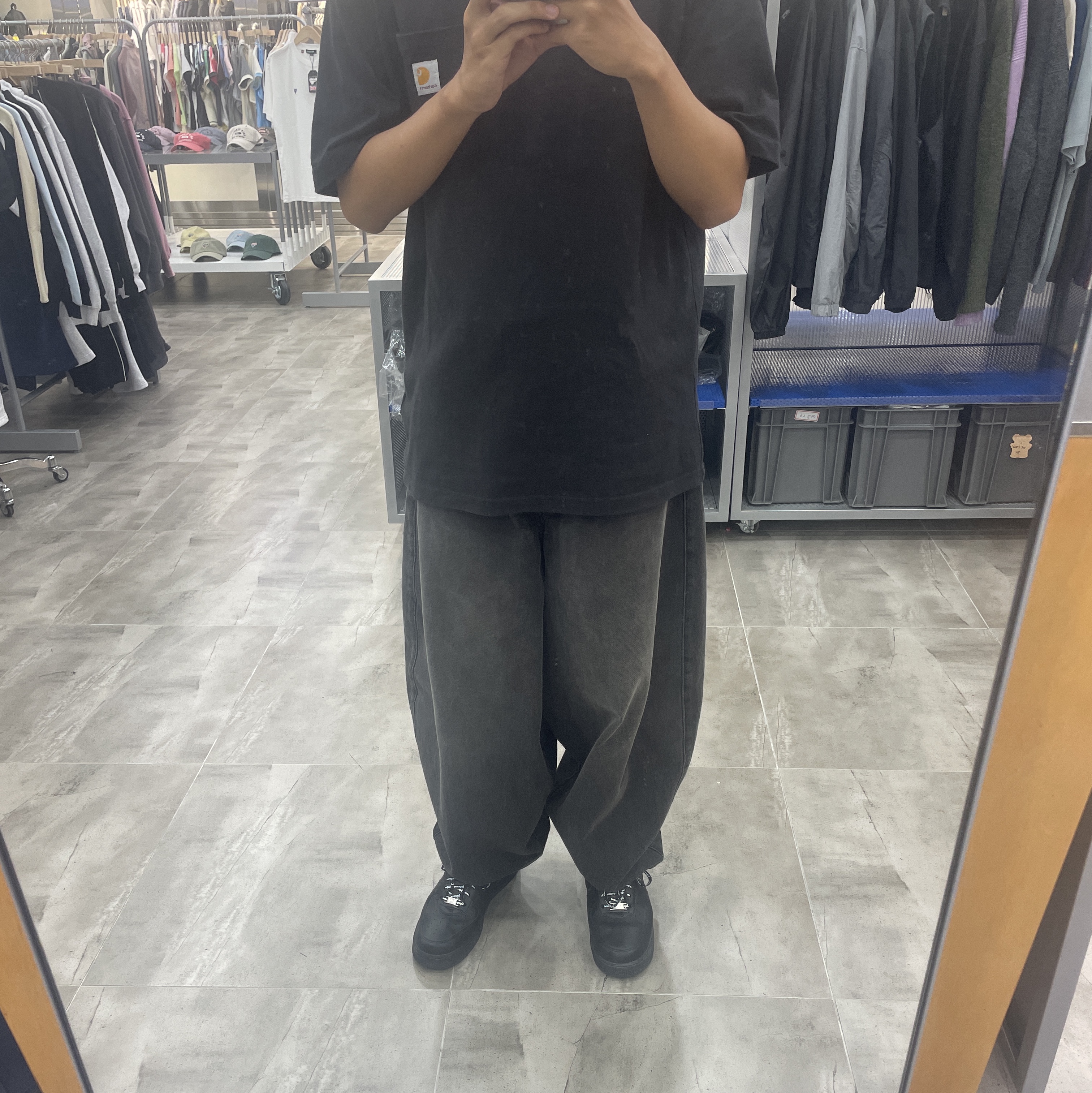 Nike x Supreme Air Force 1 Low Black, Carhartt Loose Fit Heavyweight Regular Short Sleeve Pocket T-Shirt Black 착용 스타일