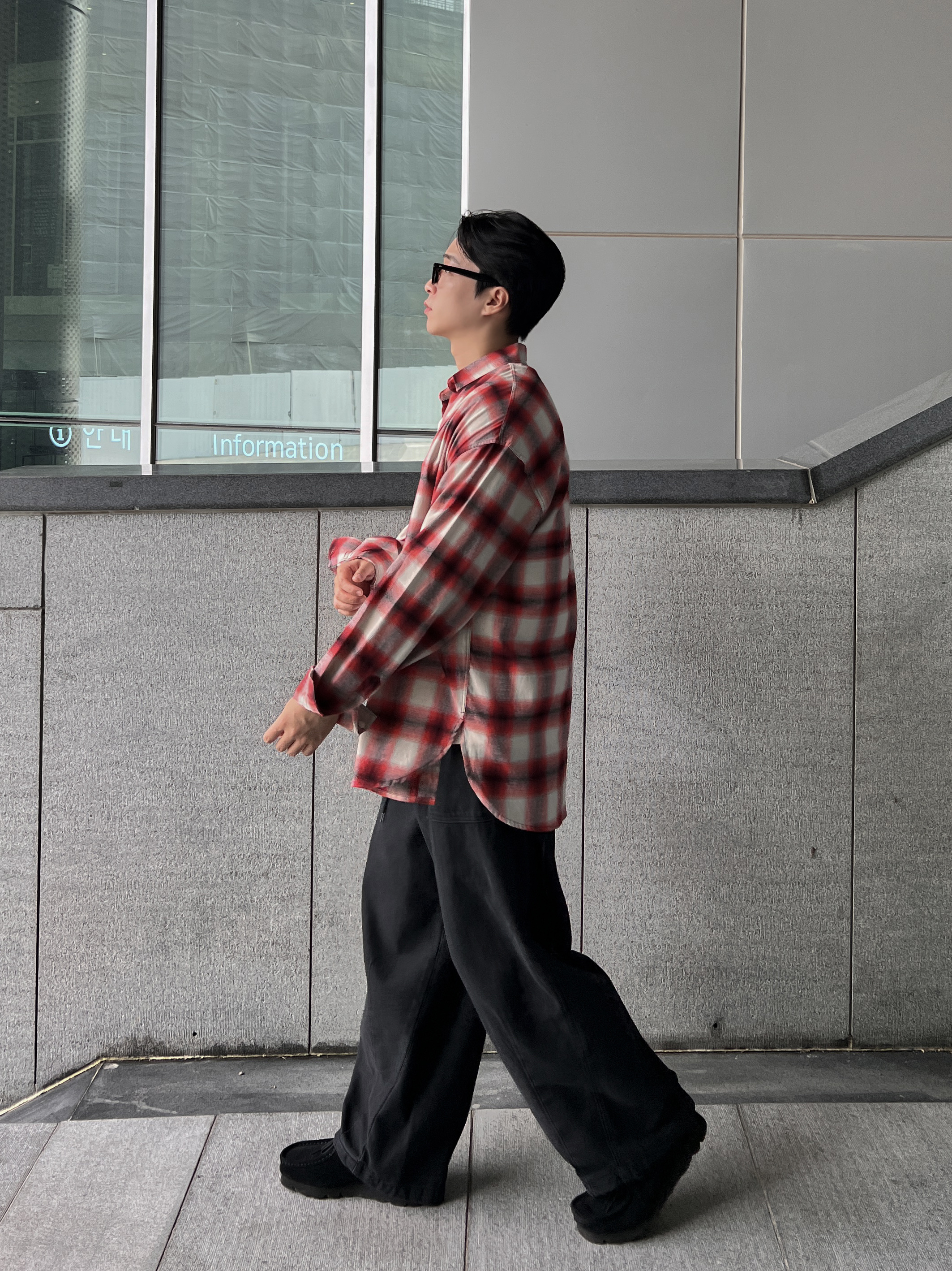 Clarks Wallabee Black Suede, Clarks Wallabee Gore-Tex Black Suede 착용 스타일 - 2
