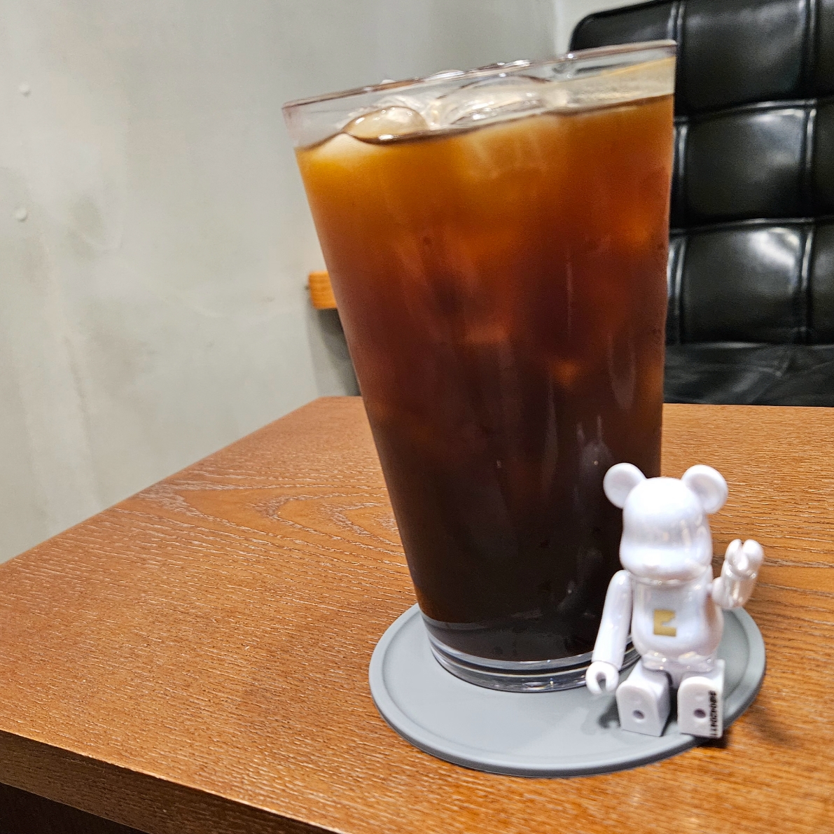 Bearbrick Series 42 Sealed Case 100% (24 Blind Boxes) 착용 스타일 - 2
