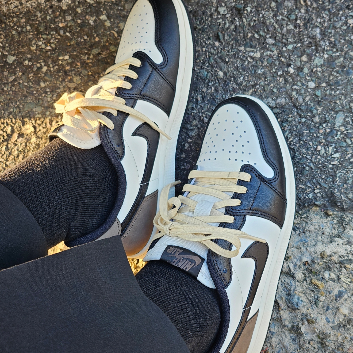 Jordan 1 Retro Low OG Mocha, Essentials The Core Collection T-Shirt Light Oatmeal 착용 스타일 - 3