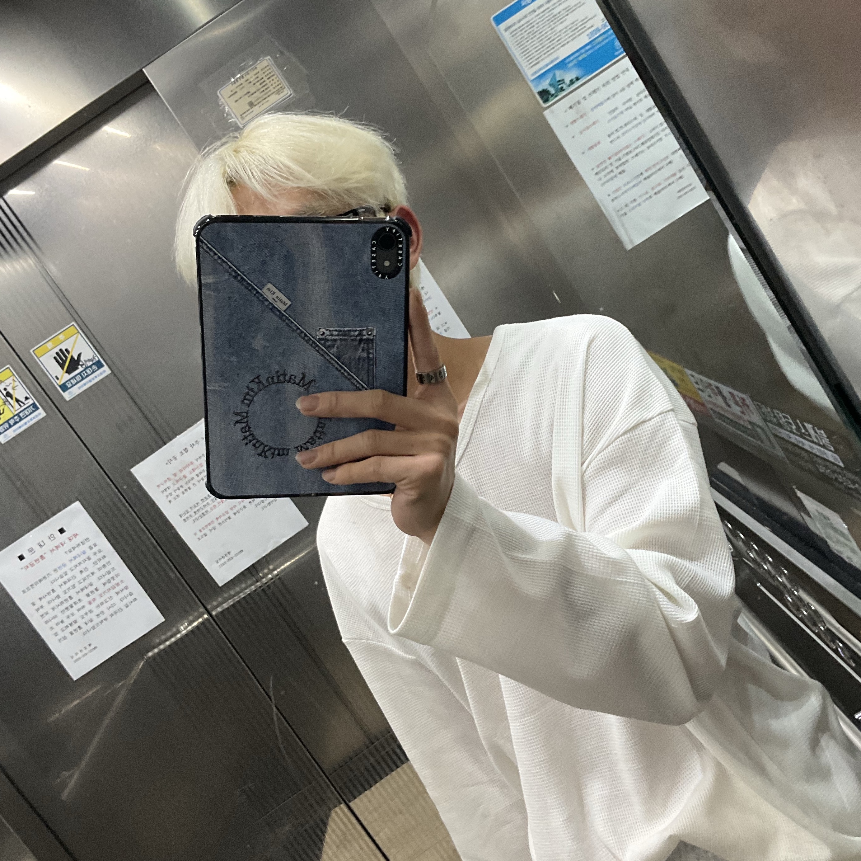 Casetify x Matin Kim iPad Denim Pocket Utlra Impact Case Black 착용 스타일
