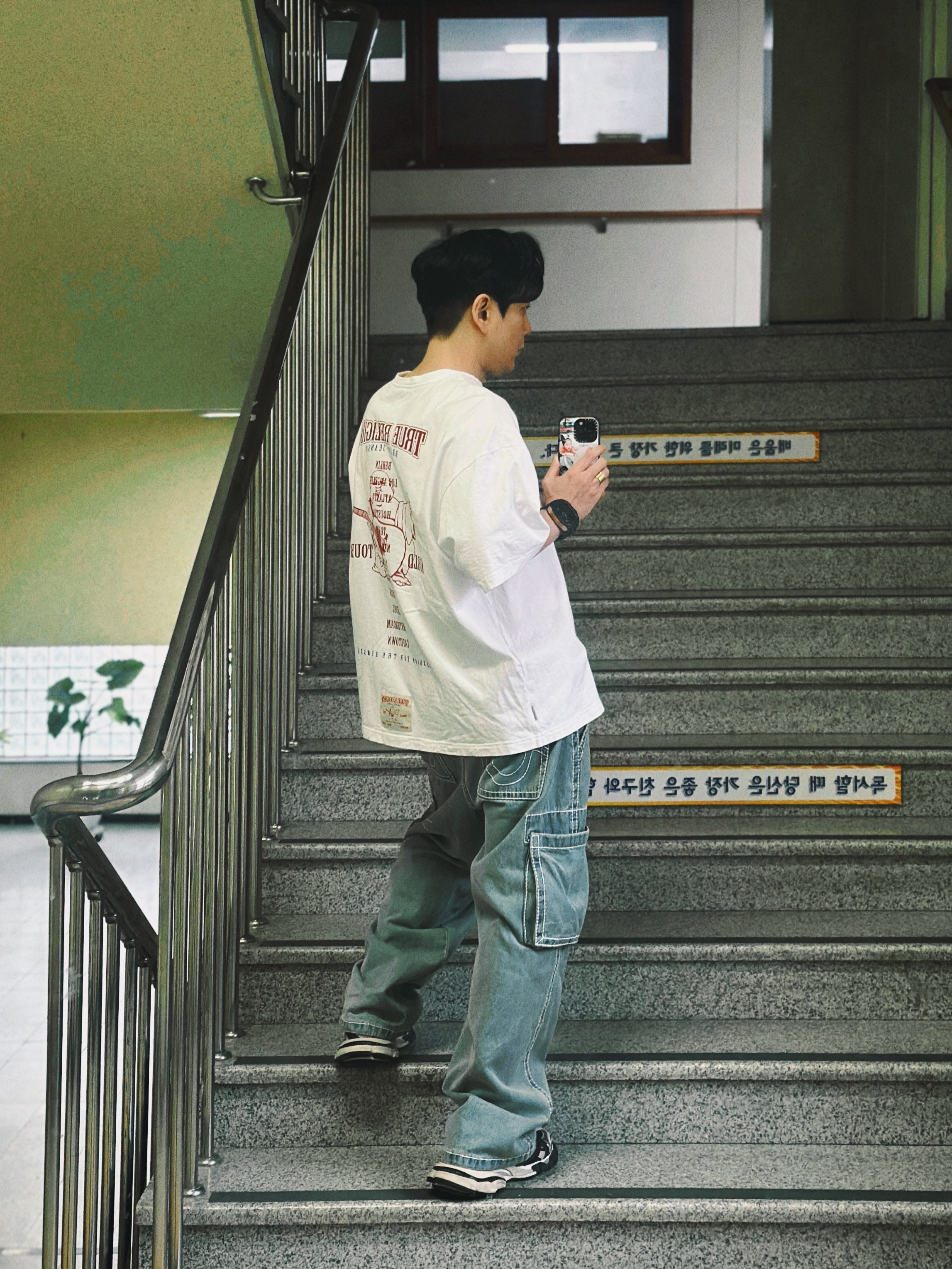 True Religion TR World Tour T-Shirt White, True Religion Classic Cargo Pants Light Indigo 착용 스타일 - 2