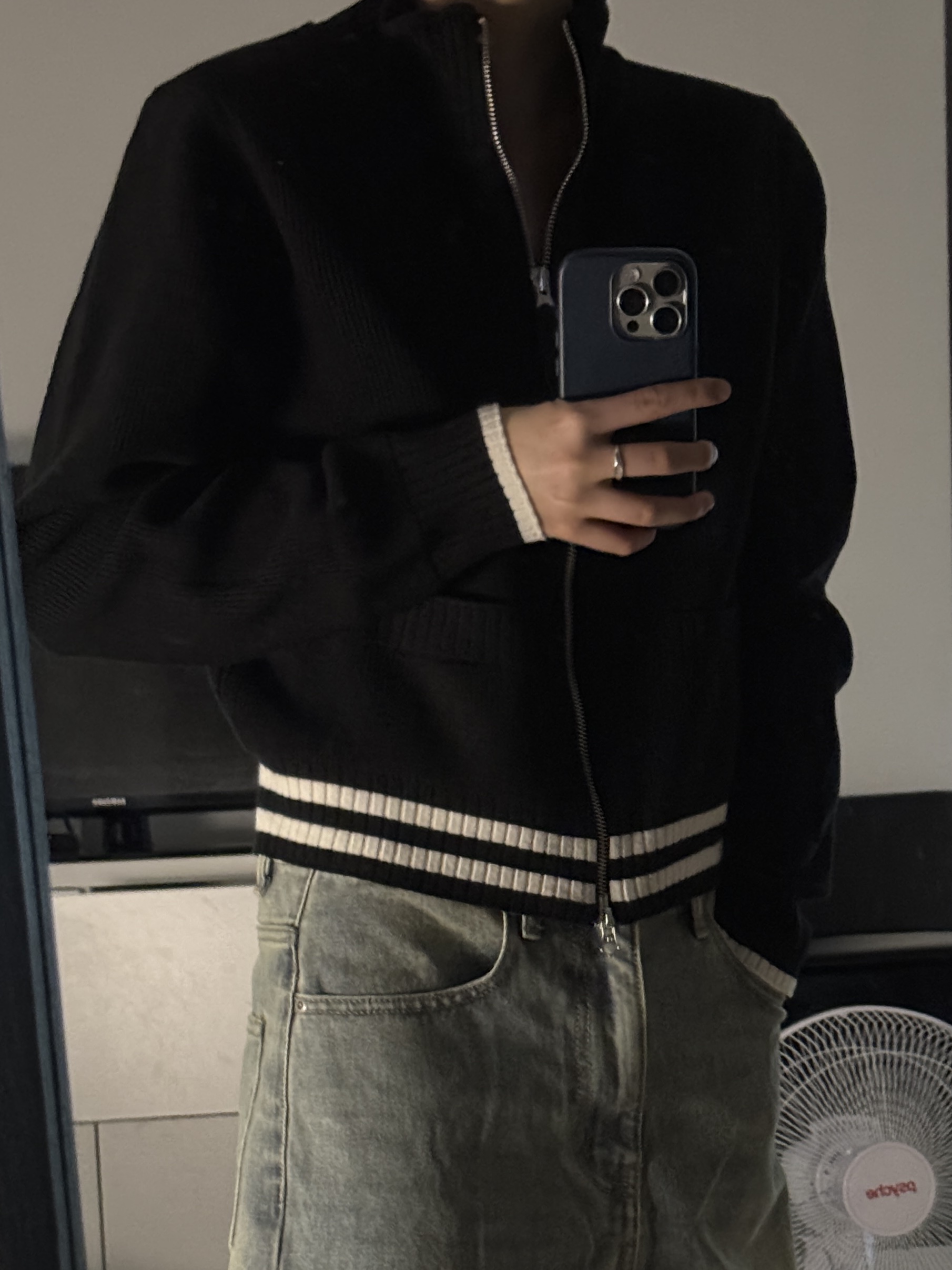 Matin Kim Spell Point Stripe Knit Cardigan Black 착용 스타일 - 2