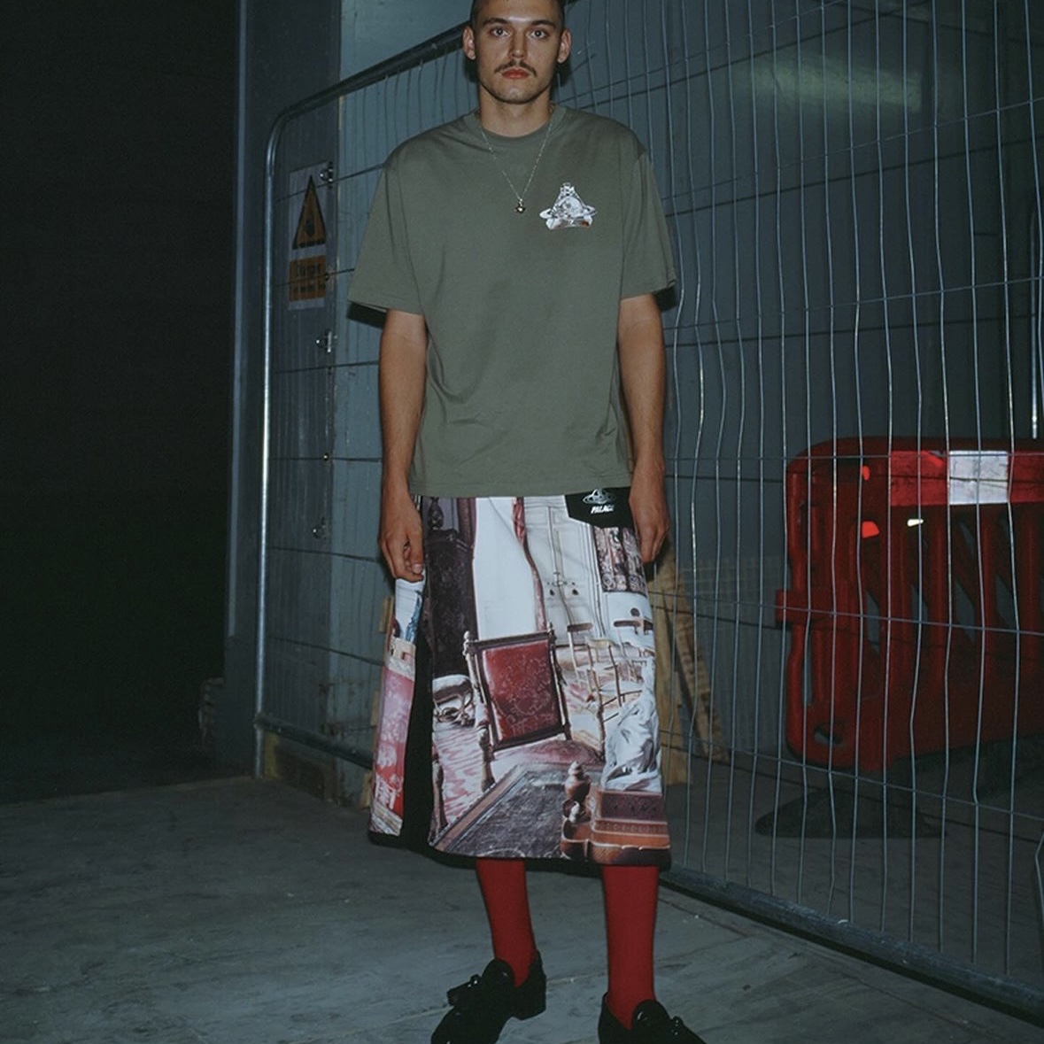 (W) Palace x Vivienne Westwood Gore-Tex Skirt Colour Print - 24FW, Palace x Vivienne Westwood T-Shirt Olive - 24FW 착용 스타일