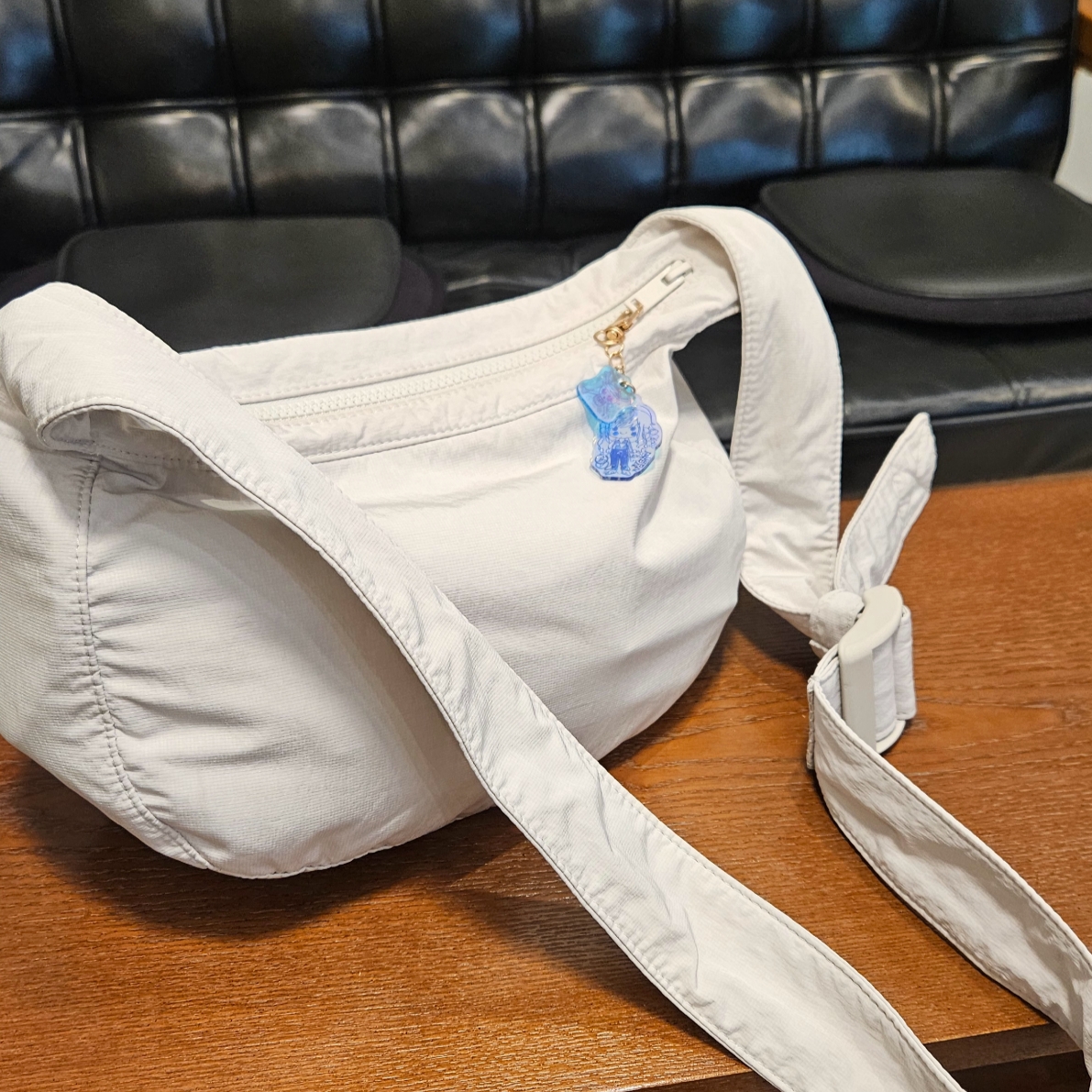 COS Nylon Crossbody Saddle Bag Light Grey Stone 착용 스타일 - 6