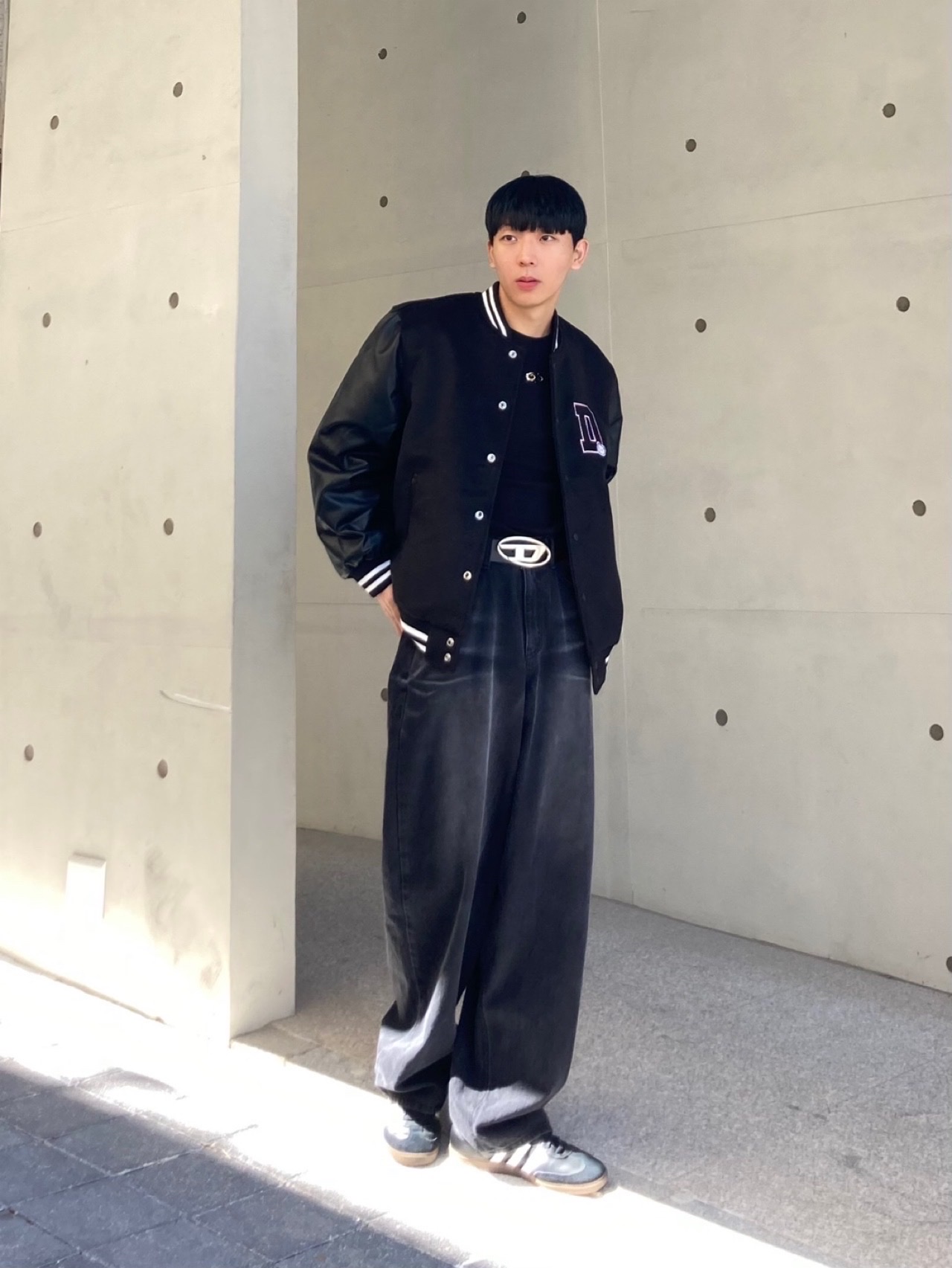 Diesel B-1DR Leather Belt with D Buckle Black, Adidas Samba OG Black White Gum 착용 스타일 - 1