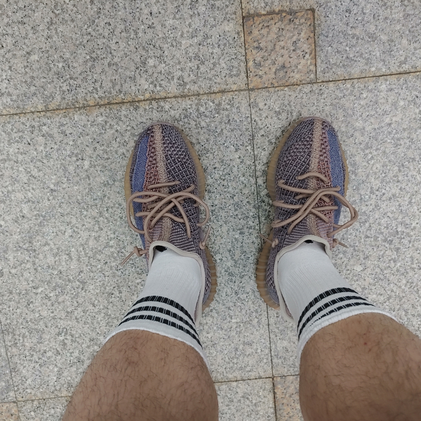 Adidas Yeezy Boost 350 V2 Fade 착용 스타일