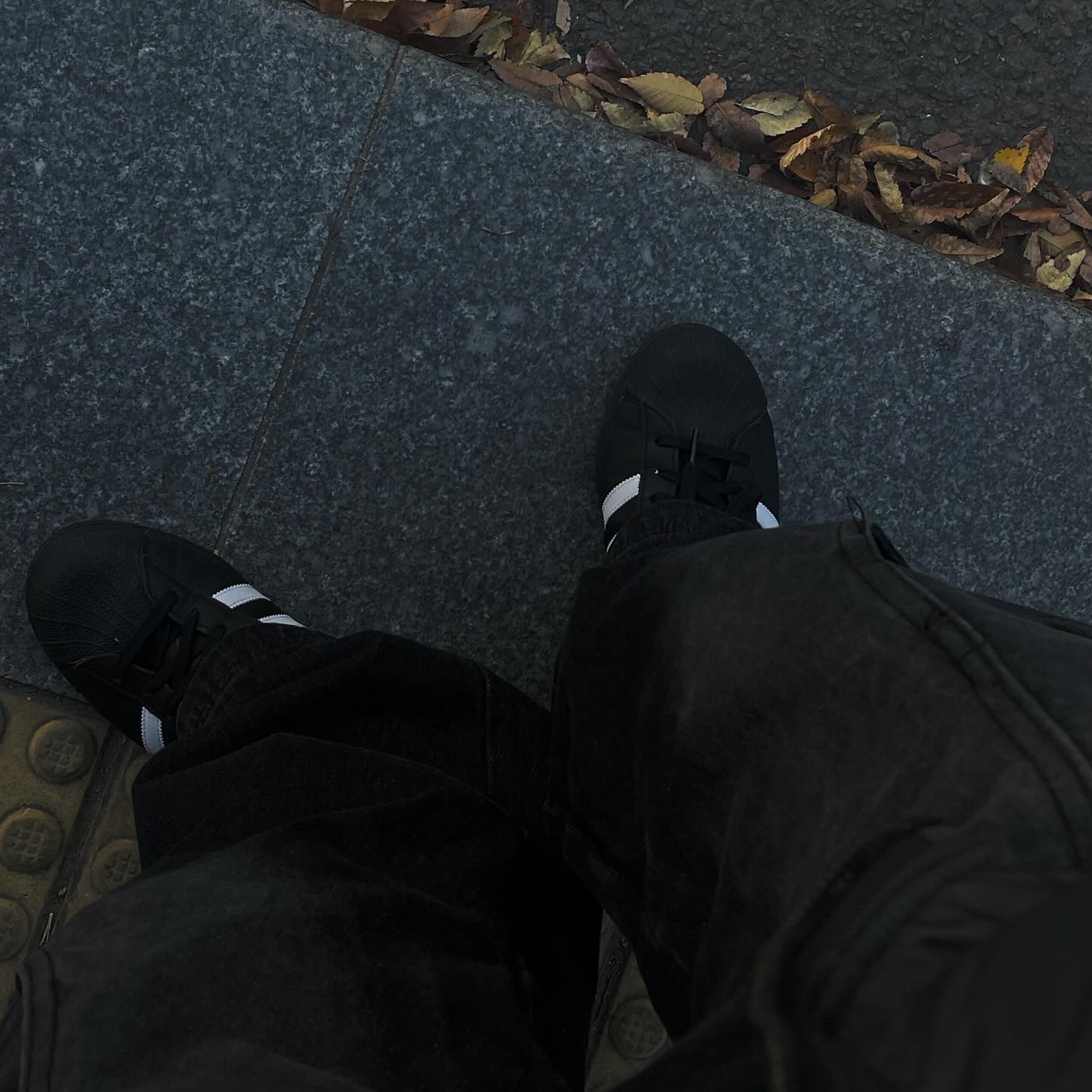 Adidas Superstar Core Black White 착용 스타일 - 2