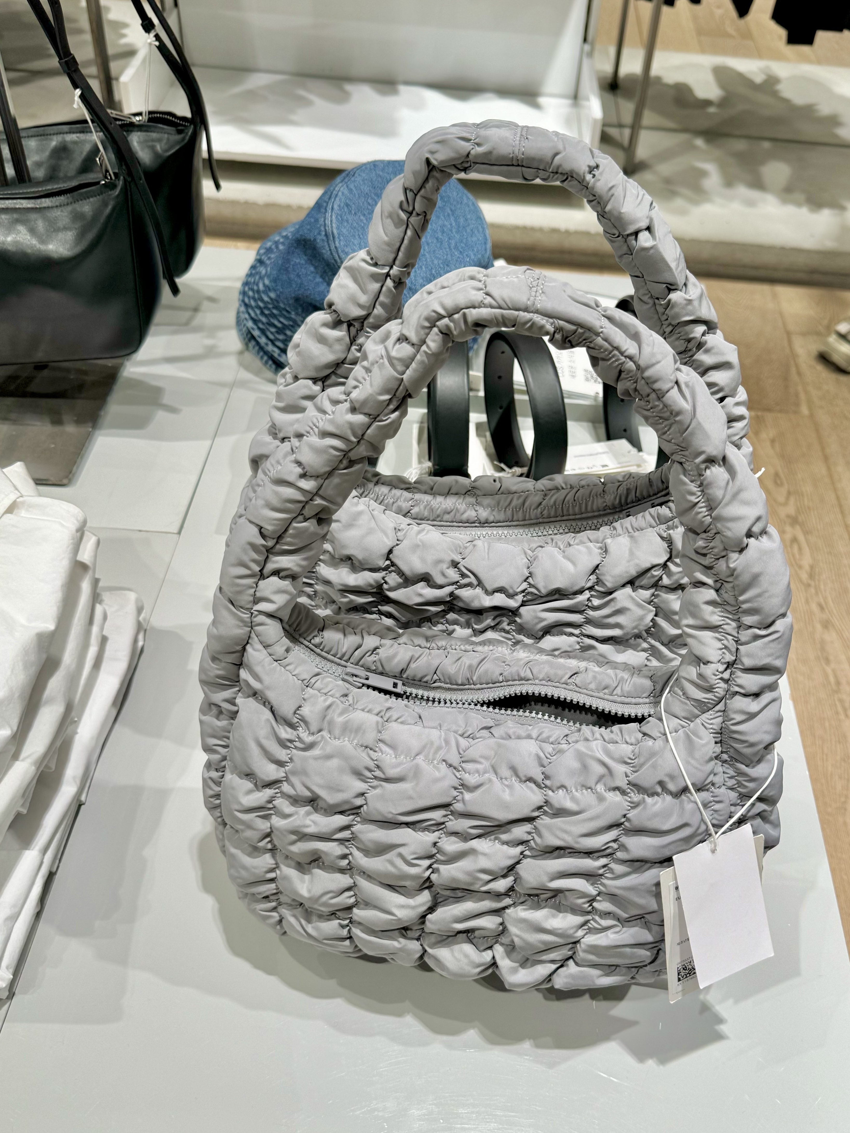 COS Quilted Mini Bag Grey 착용 스타일 - 3