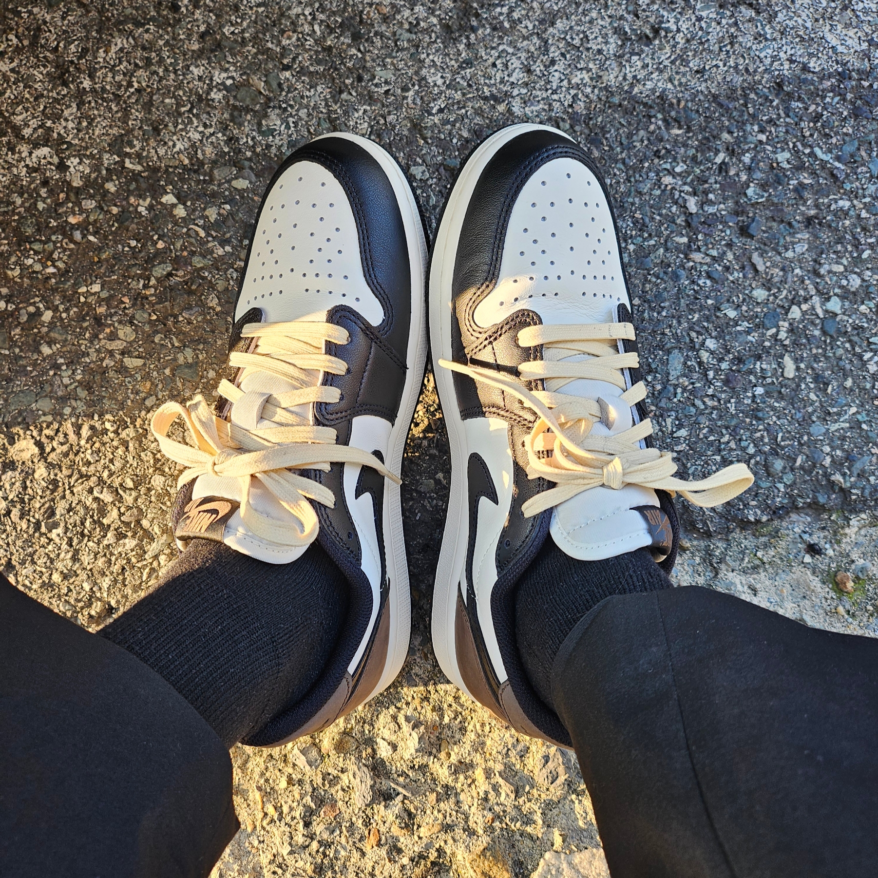 Jordan 1 Retro Low OG Mocha, Essentials The Core Collection T-Shirt Light Oatmeal 착용 스타일 - 4
