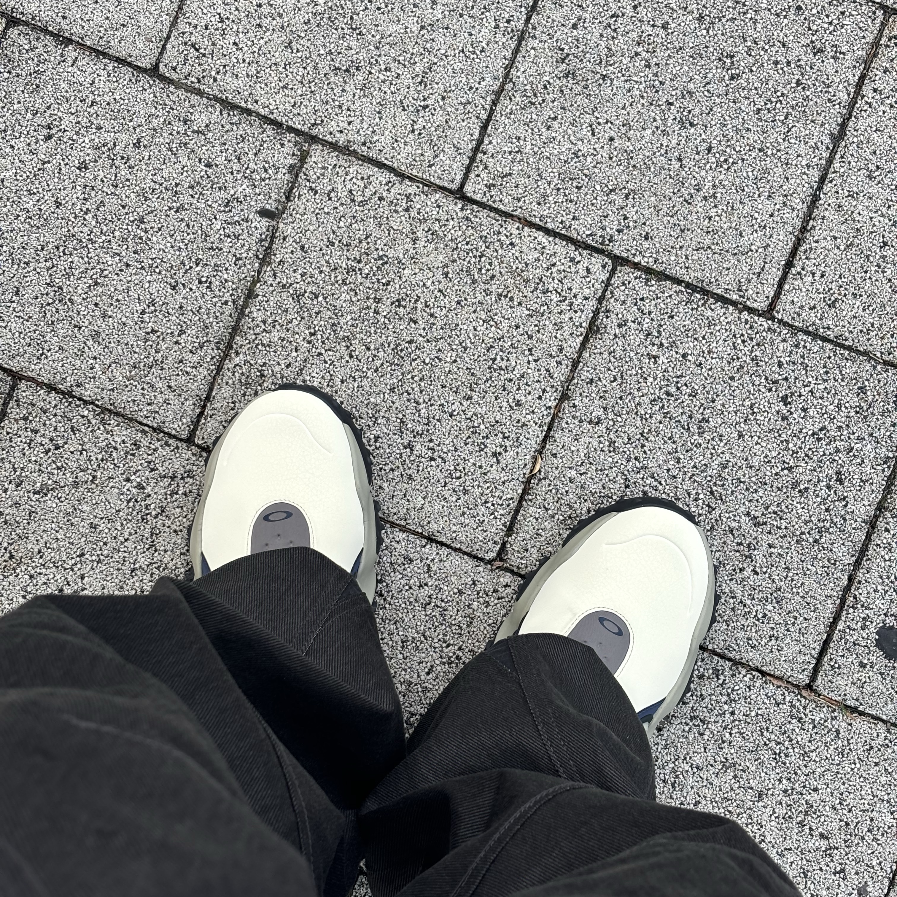 Oakley Edge Icon Cream Navy 착용 스타일 - 1