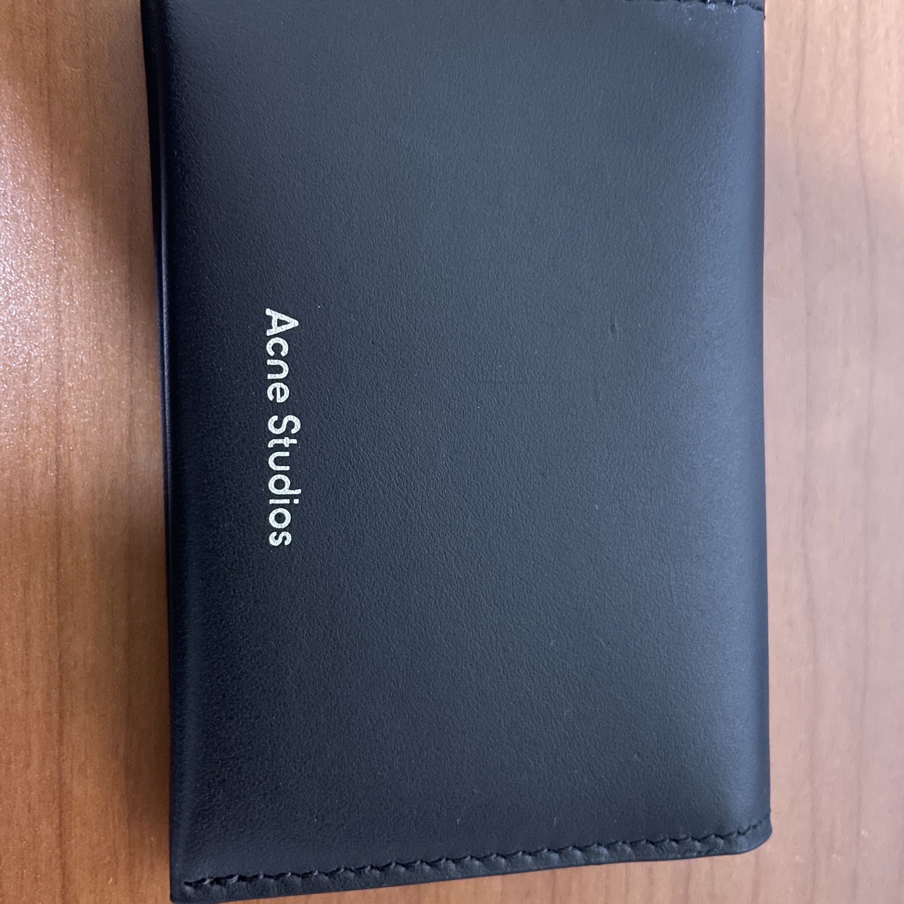 Acne Studios Bi-Fold Card Holder Black 착용 스타일