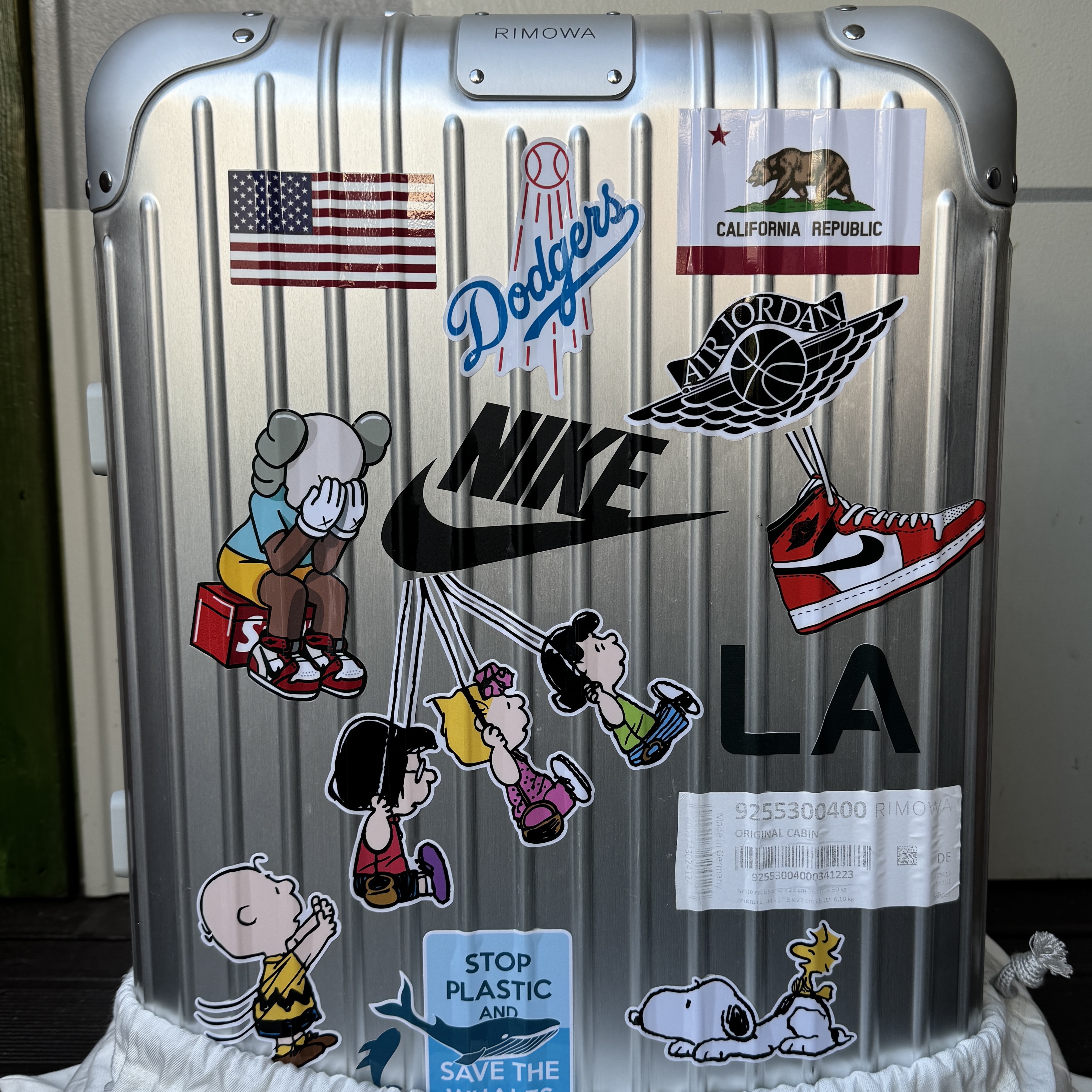 Rimowa Original Cabin Aluminium Suitcase Silver 착용 스타일