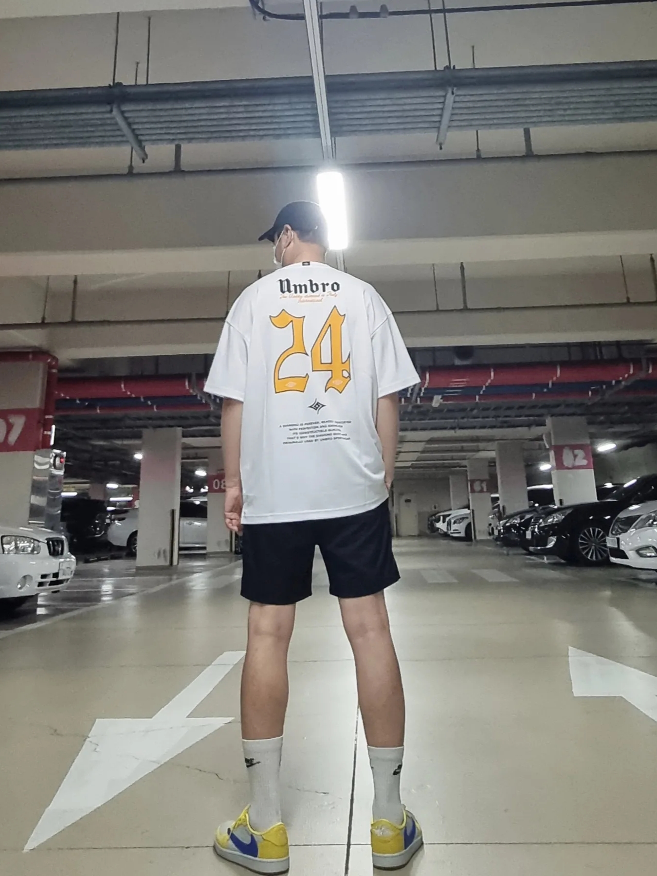 (W) Jordan 1 x Travis Scott Retro Low OG SP Canary, Nike NSW Everyday Essential Crew Socks White (3 Pack/Korean Ver.) 착용 스타일 - 1