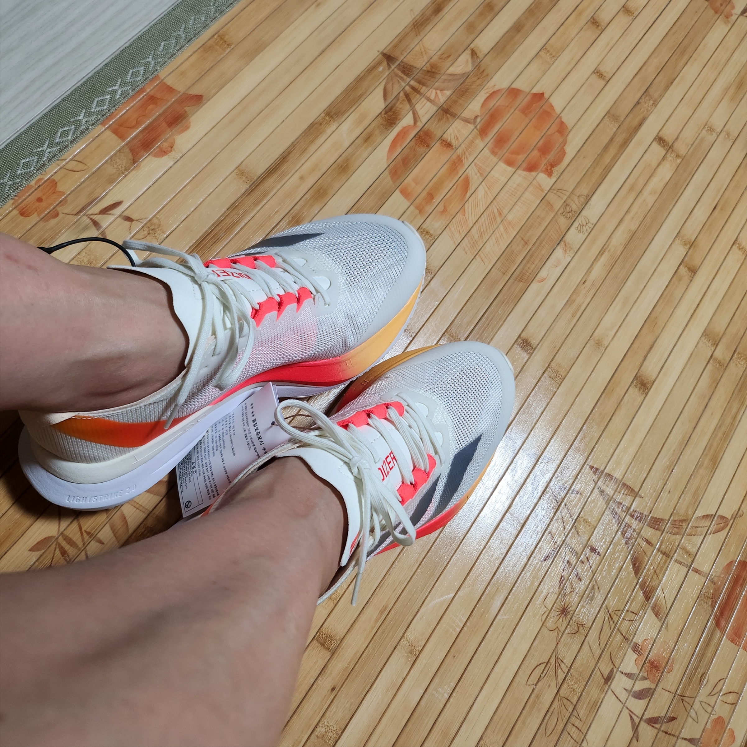 (W) Adidas Adizero Boston 12 Ivory Solar Red 착용 스타일