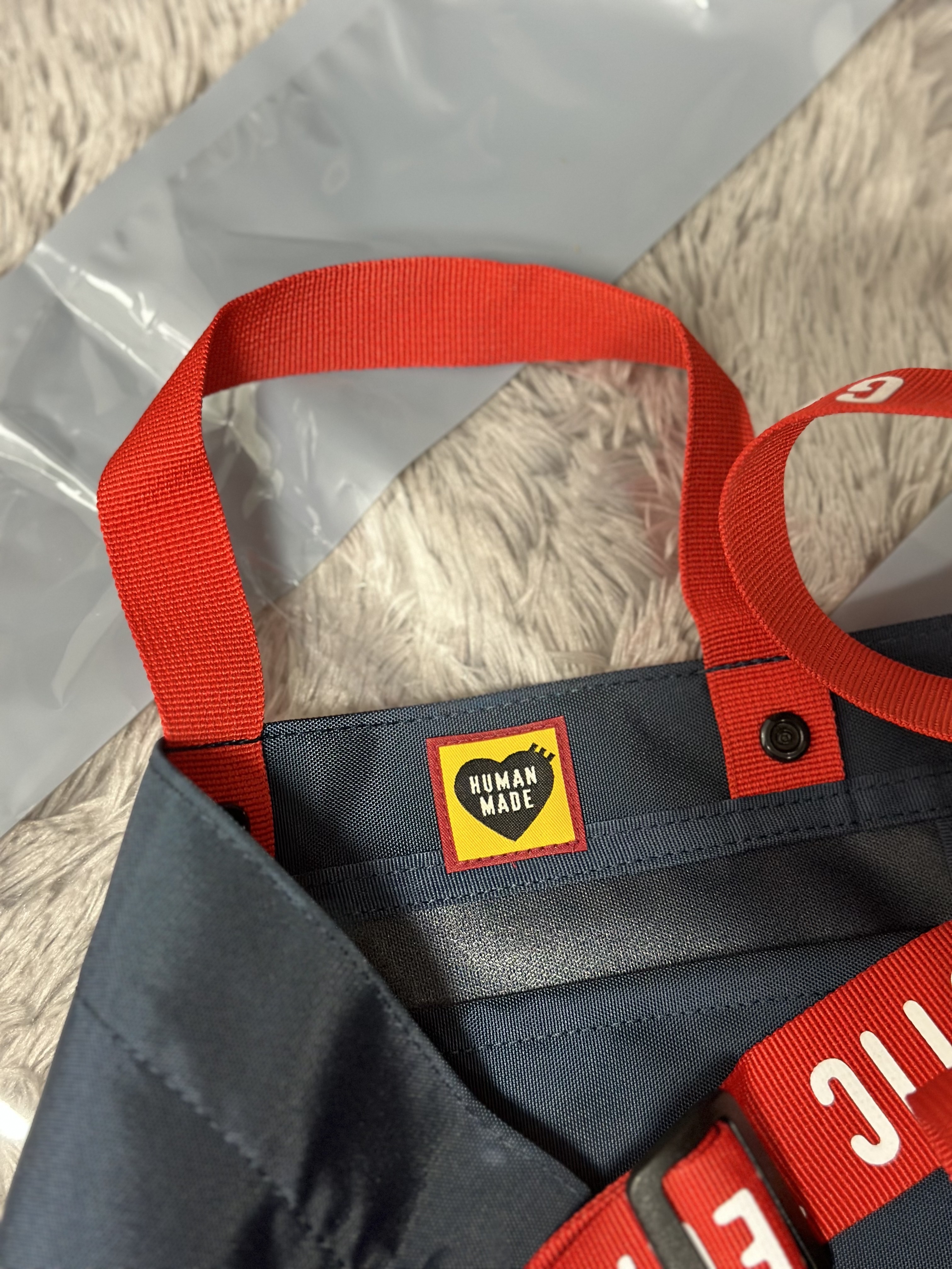 Human Made Shoulder Tote Bag Navy 착용 스타일 - 3