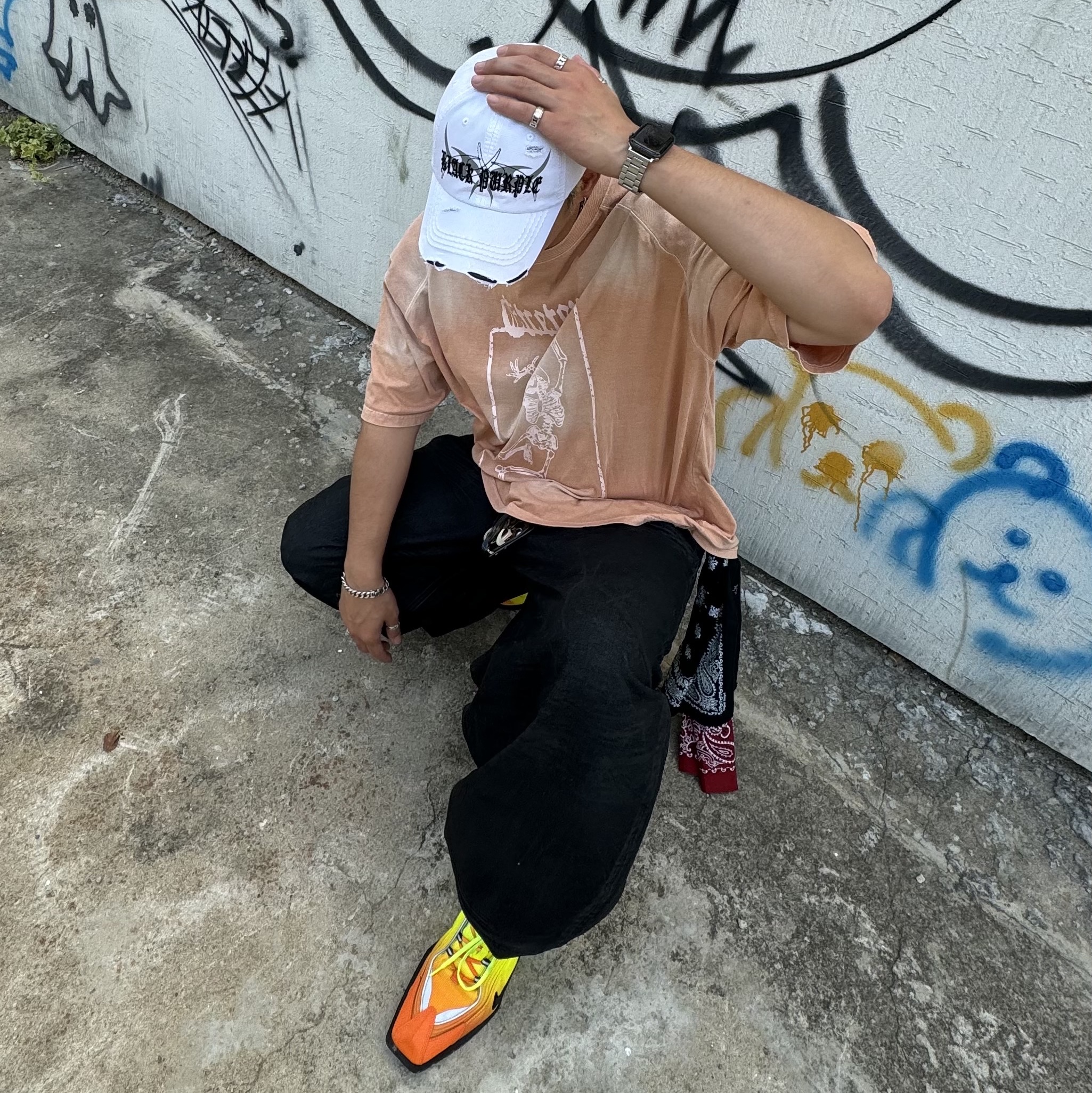 Nike x Martine Rose Shox MR4 Safety Orange 착용 스타일