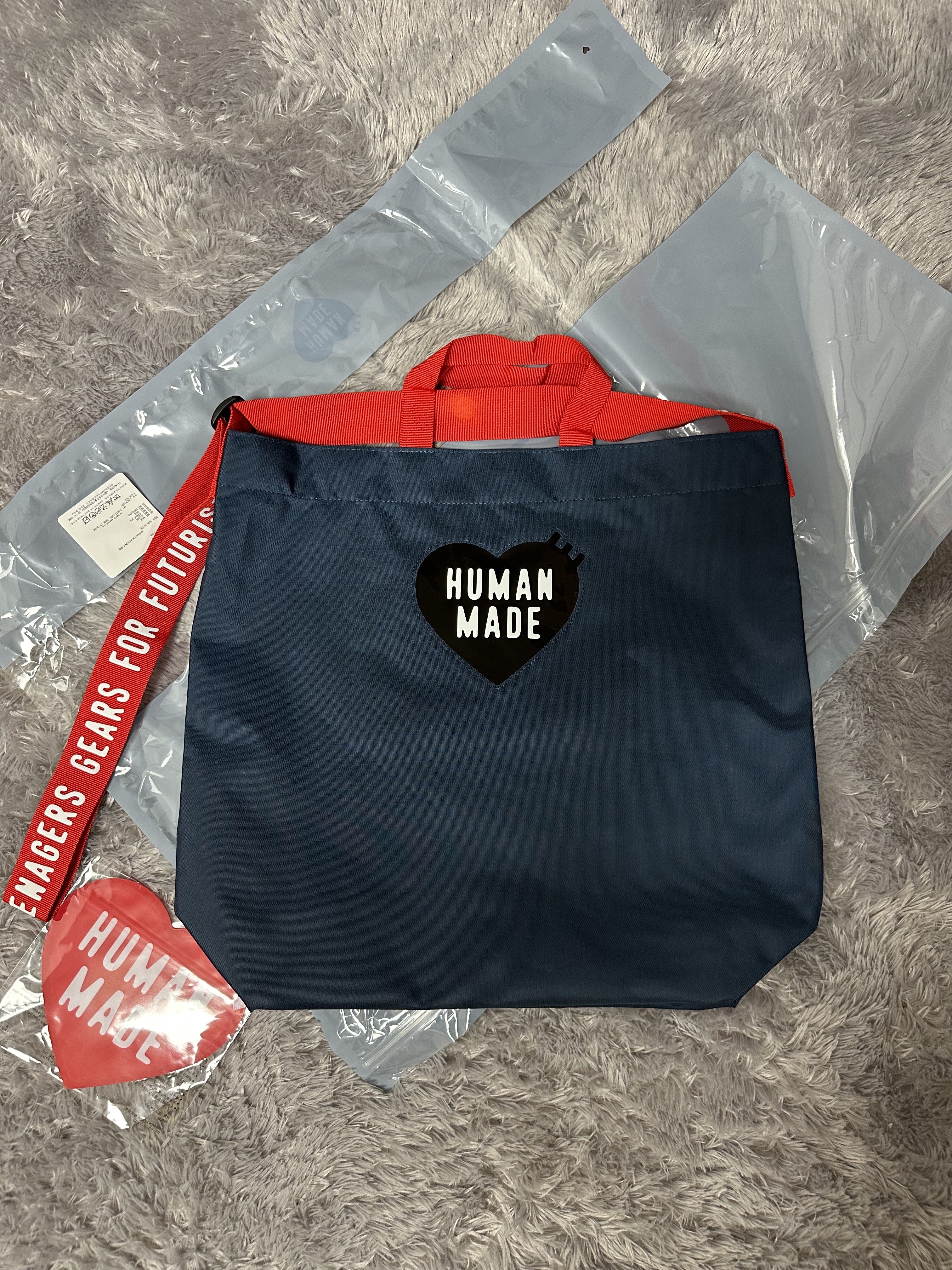 Human Made Shoulder Tote Bag Navy 착용 스타일 - 2
