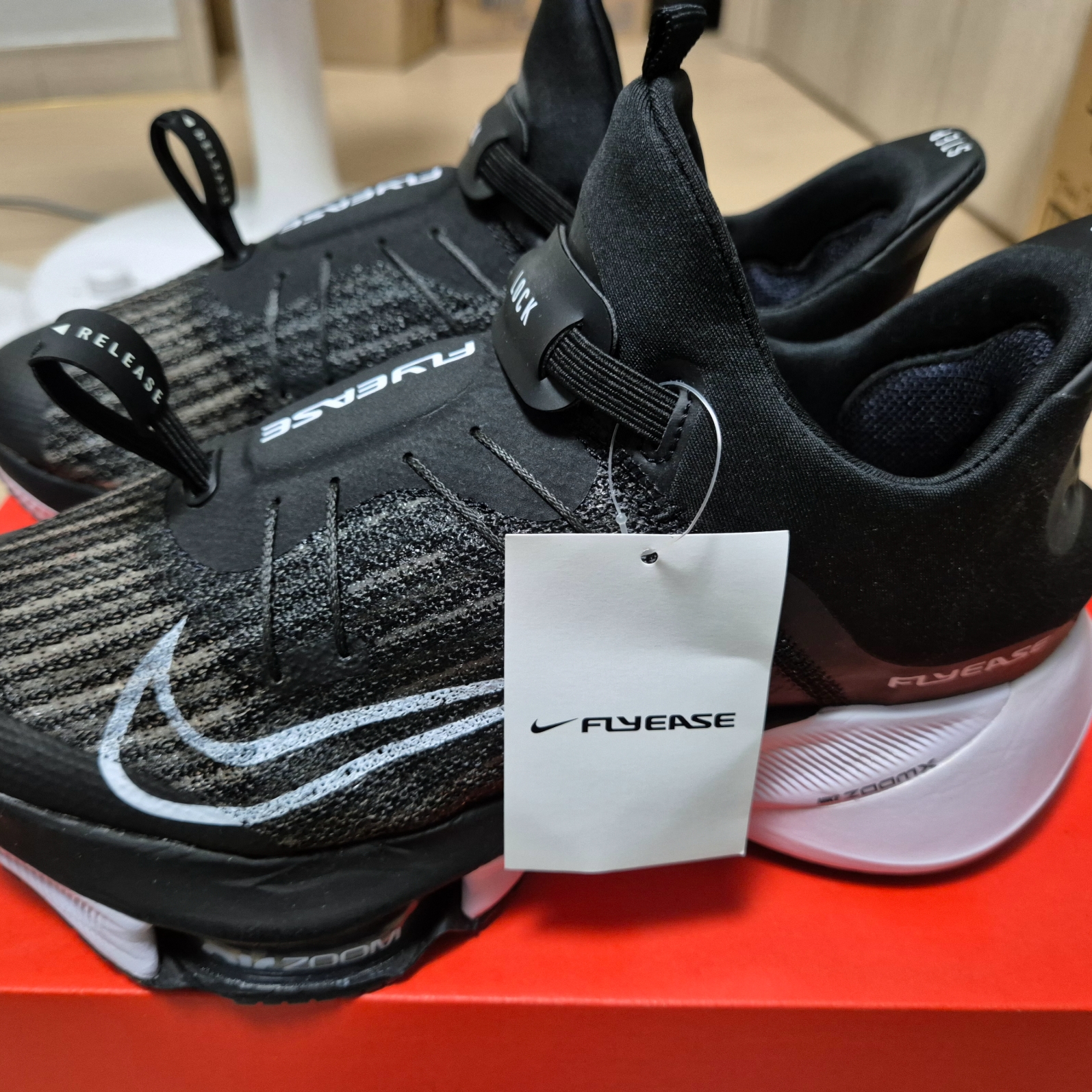 Nike Air Zoom Tempo Next% Flyease Black White 착용 스타일 - 1