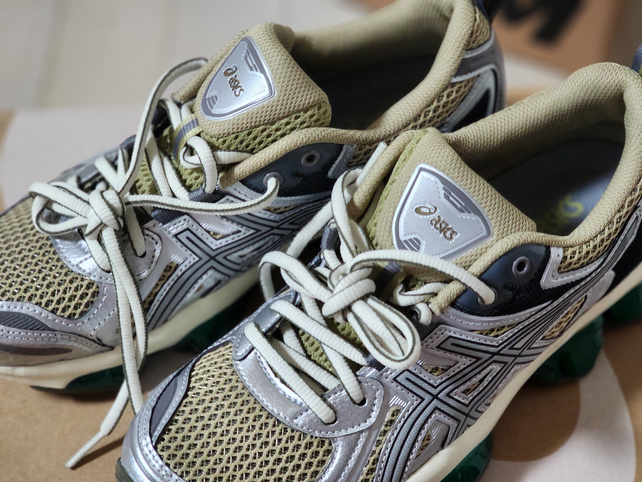 Asics Gel-Quantum Kinetic Khaki Beige Pure Silver 착용 스타일 - 1