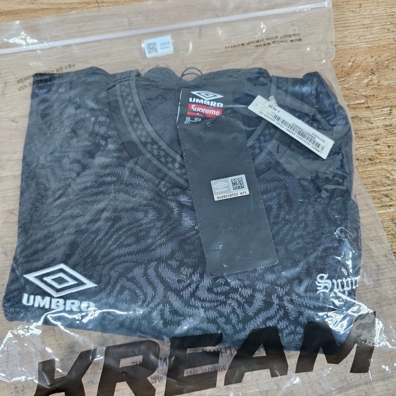 Supreme x Umbro Jacquard Animal Print Soccer Jersey Black - 23SS 착용 스타일