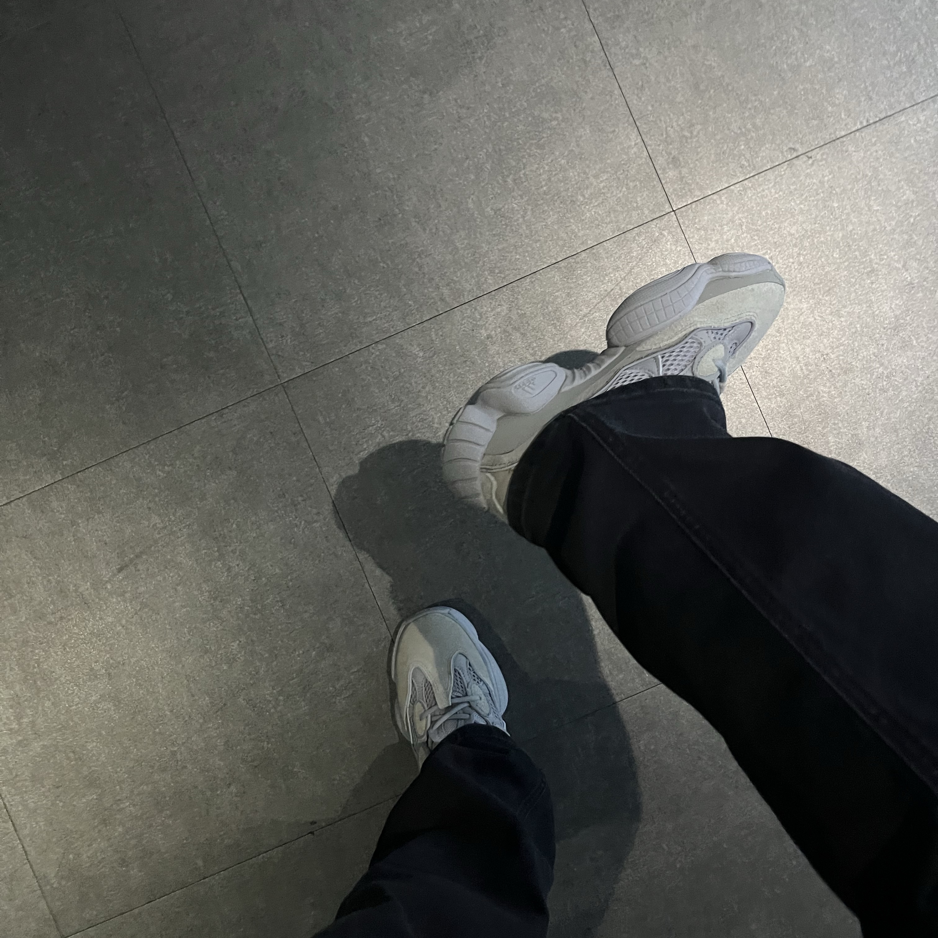 Adidas Yeezy 500 Stone Salt 착용 스타일
