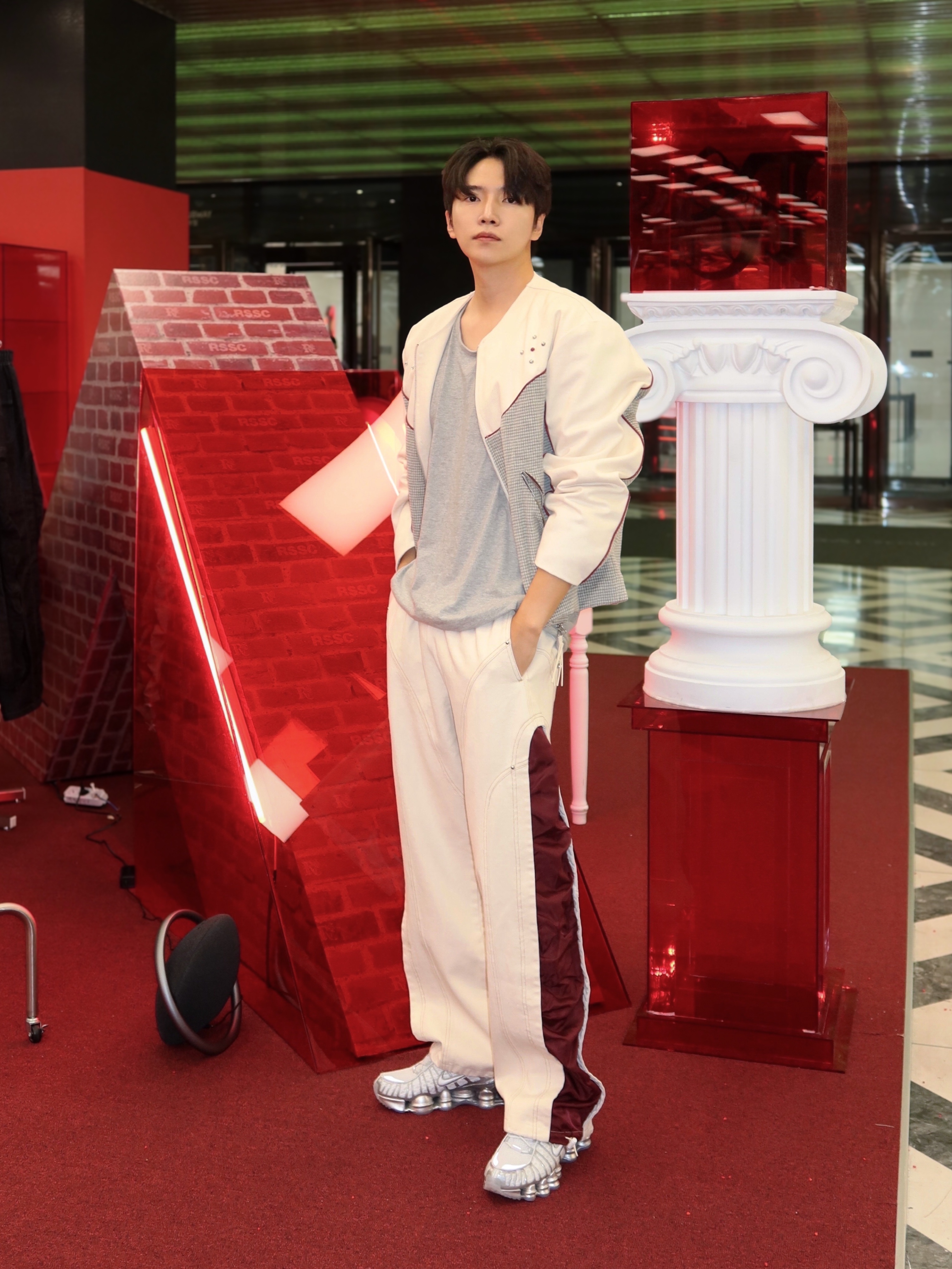 (W) Nike Shox TL Pure Platinum and Metallic Silver 착용 스타일 - 1