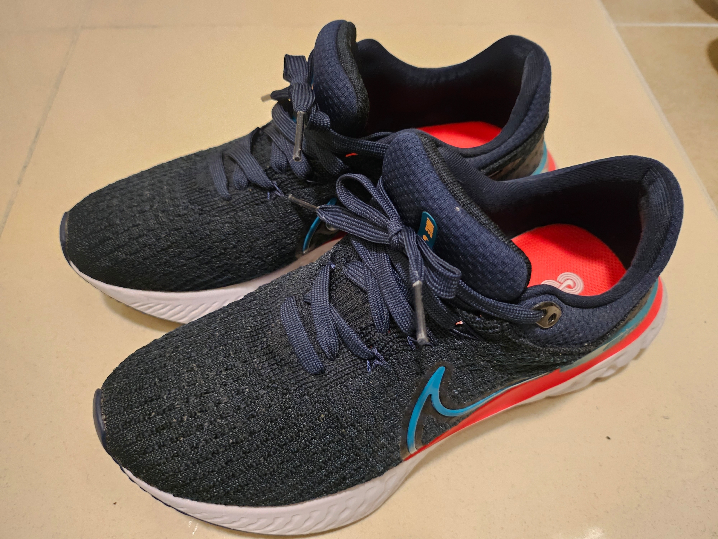 Nike React Infinity Run Flyknit 3 Obsidian White 착용 스타일