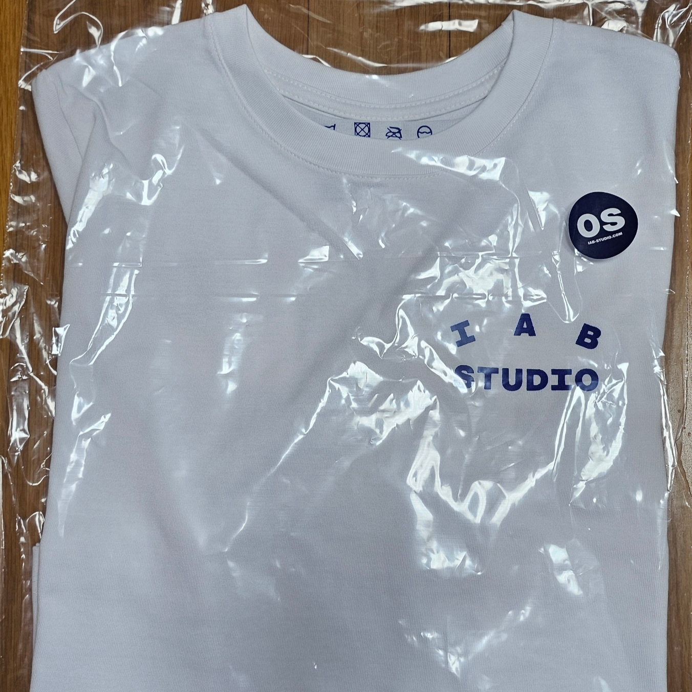 IAB Studio Cropped T-Shirt White Navy 착용 스타일