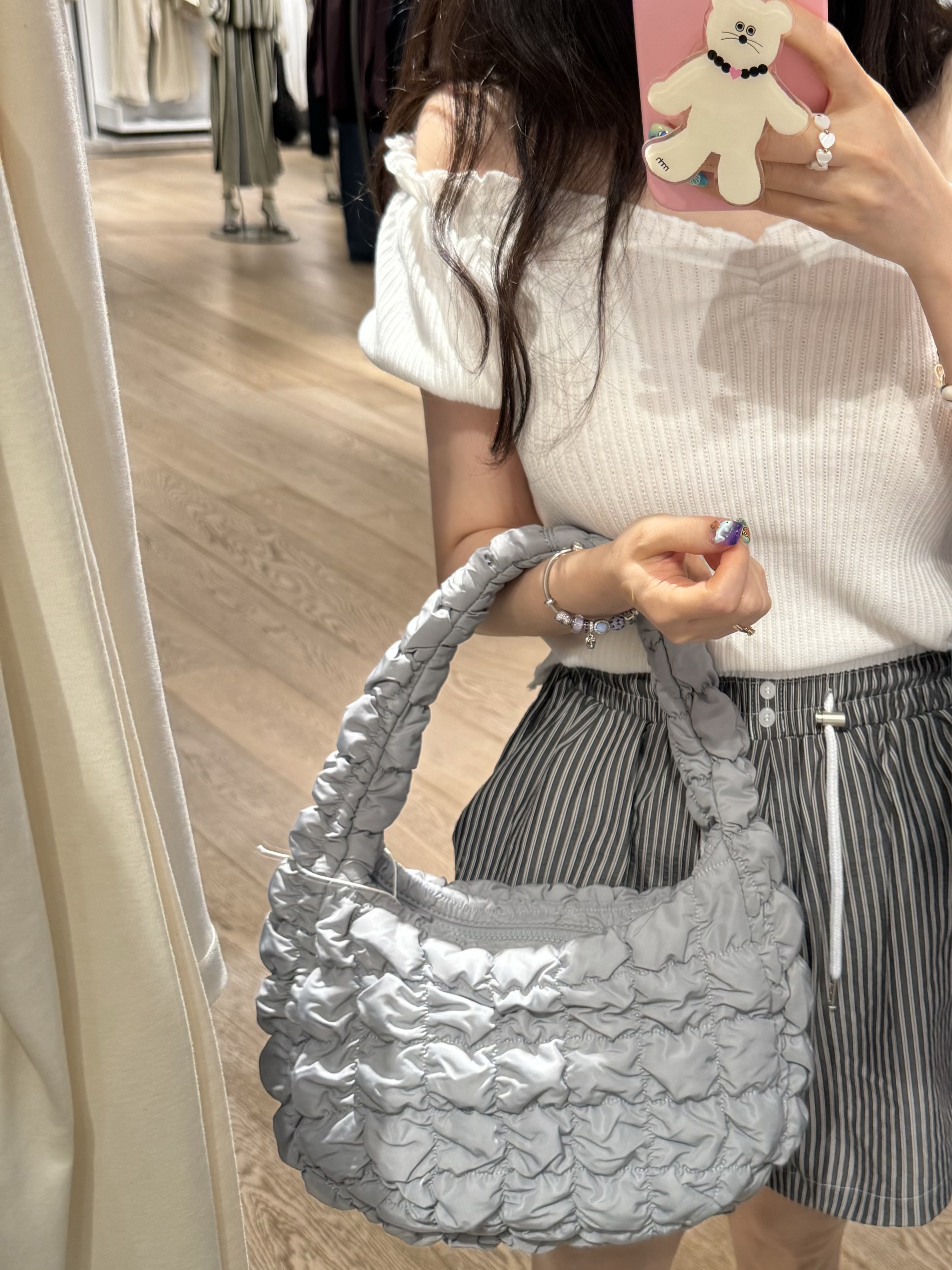COS Quilted Mini Bag Grey 착용 스타일 - 2