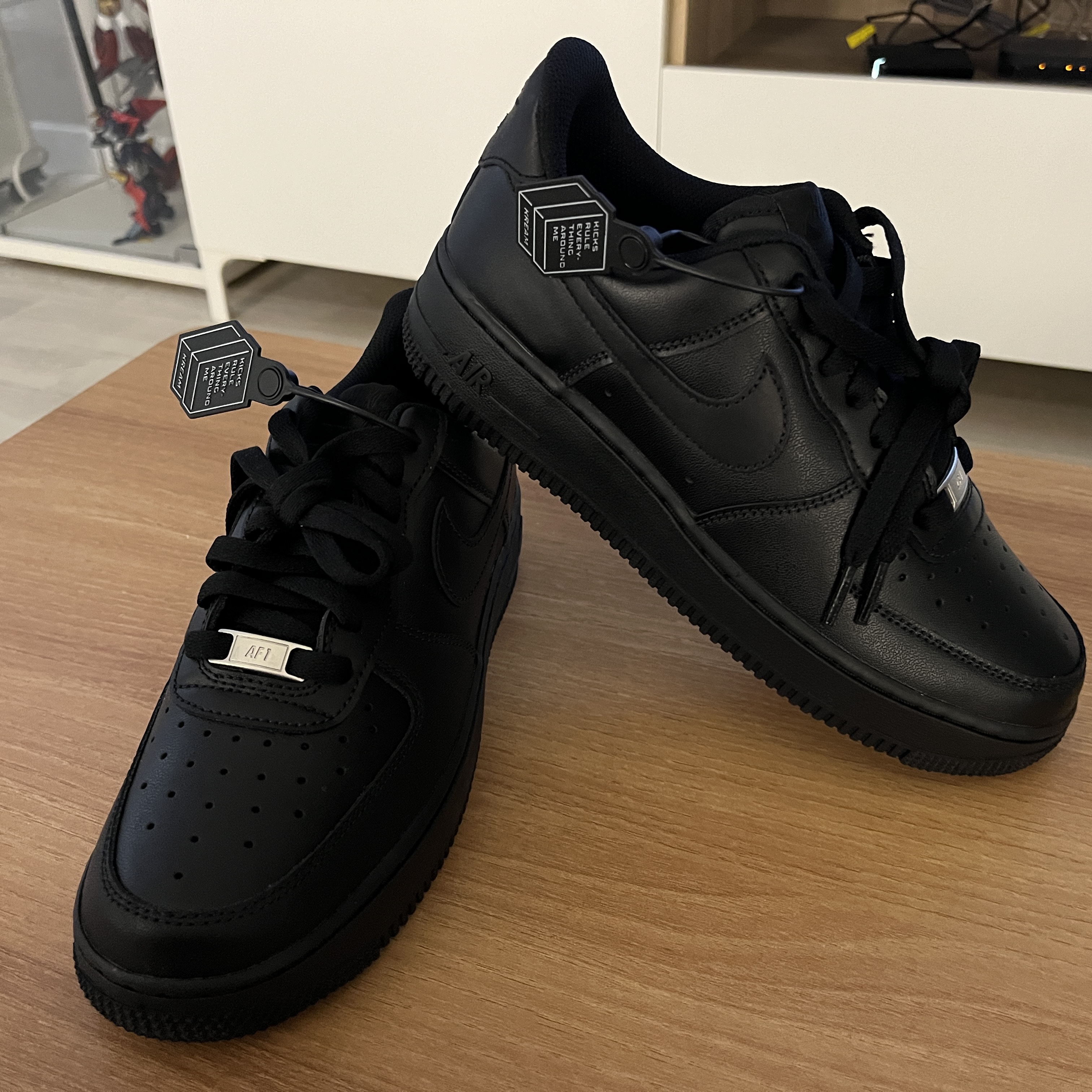 (W) Nike Air Force 1 '07 Low Triple Black 착용 스타일