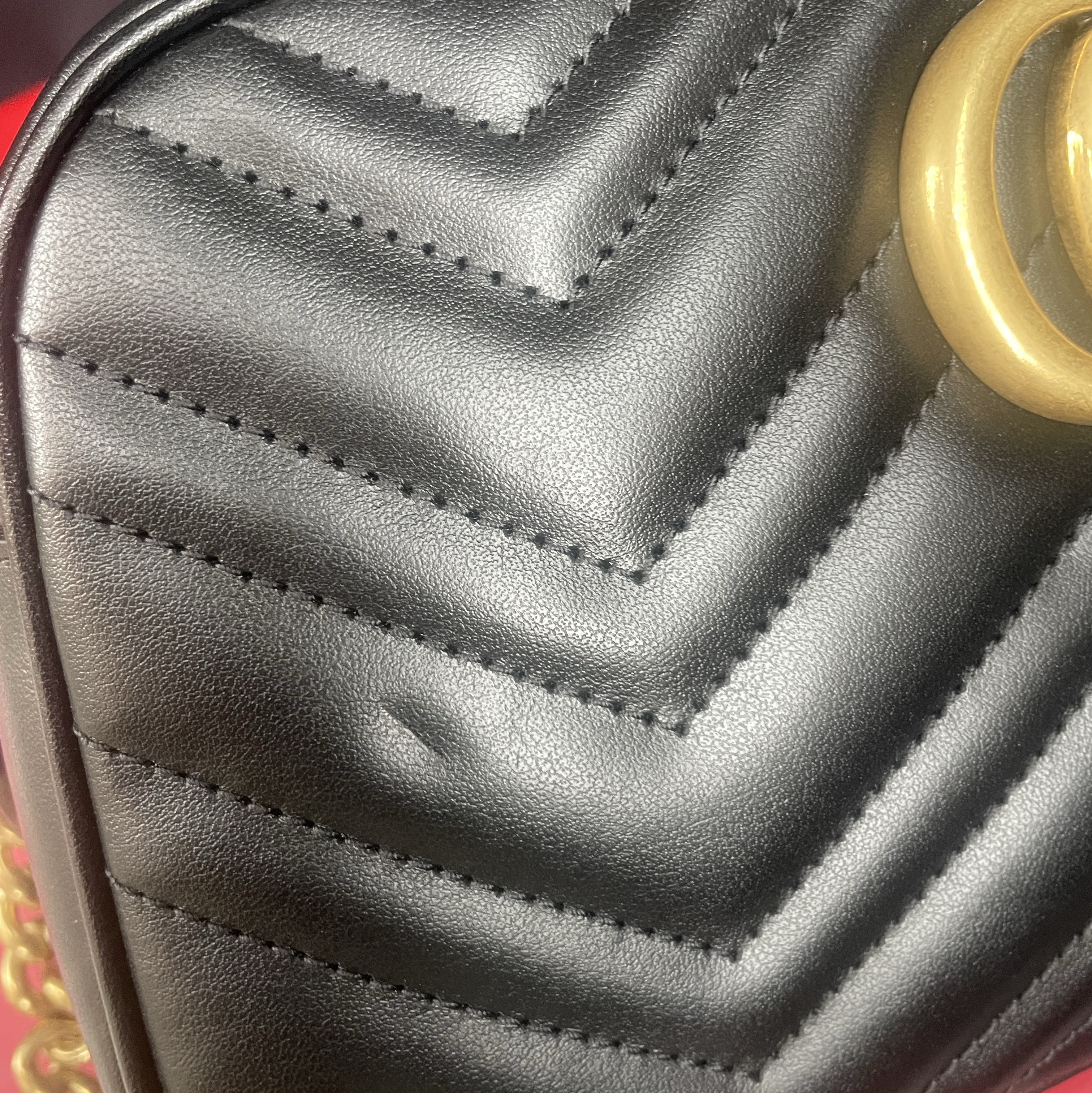 Gucci GG Marmont Matelasse Small Chain Shoulder Bag Black 착용 스타일