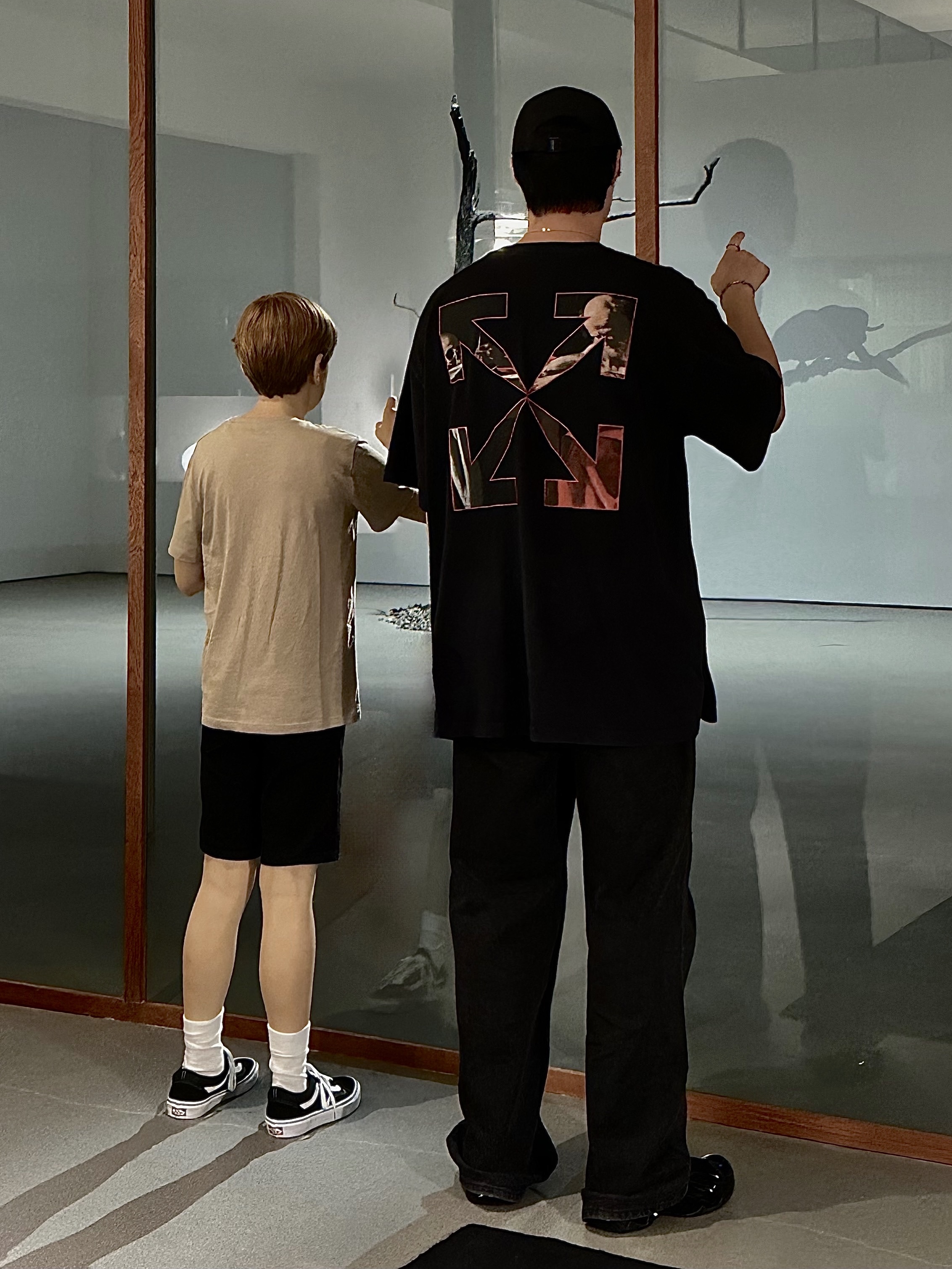 Off-White Caravaggio Painting Over S/S T-Shirt Black, Supreme Waxed Ripstop Camp Cap Black - 24FW 착용 스타일 - 1
